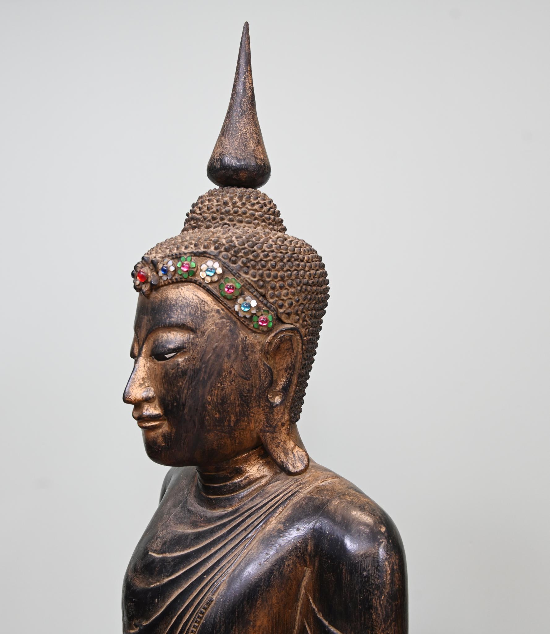 Statua di Buddha nepalese scolpita Scultura buddista Nepal in vendita 12