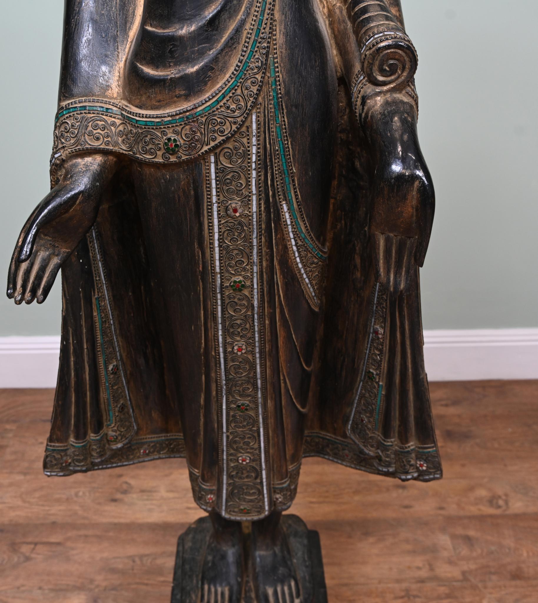 Metà XX secolo Statua di Buddha nepalese scolpita Scultura buddista Nepal in vendita