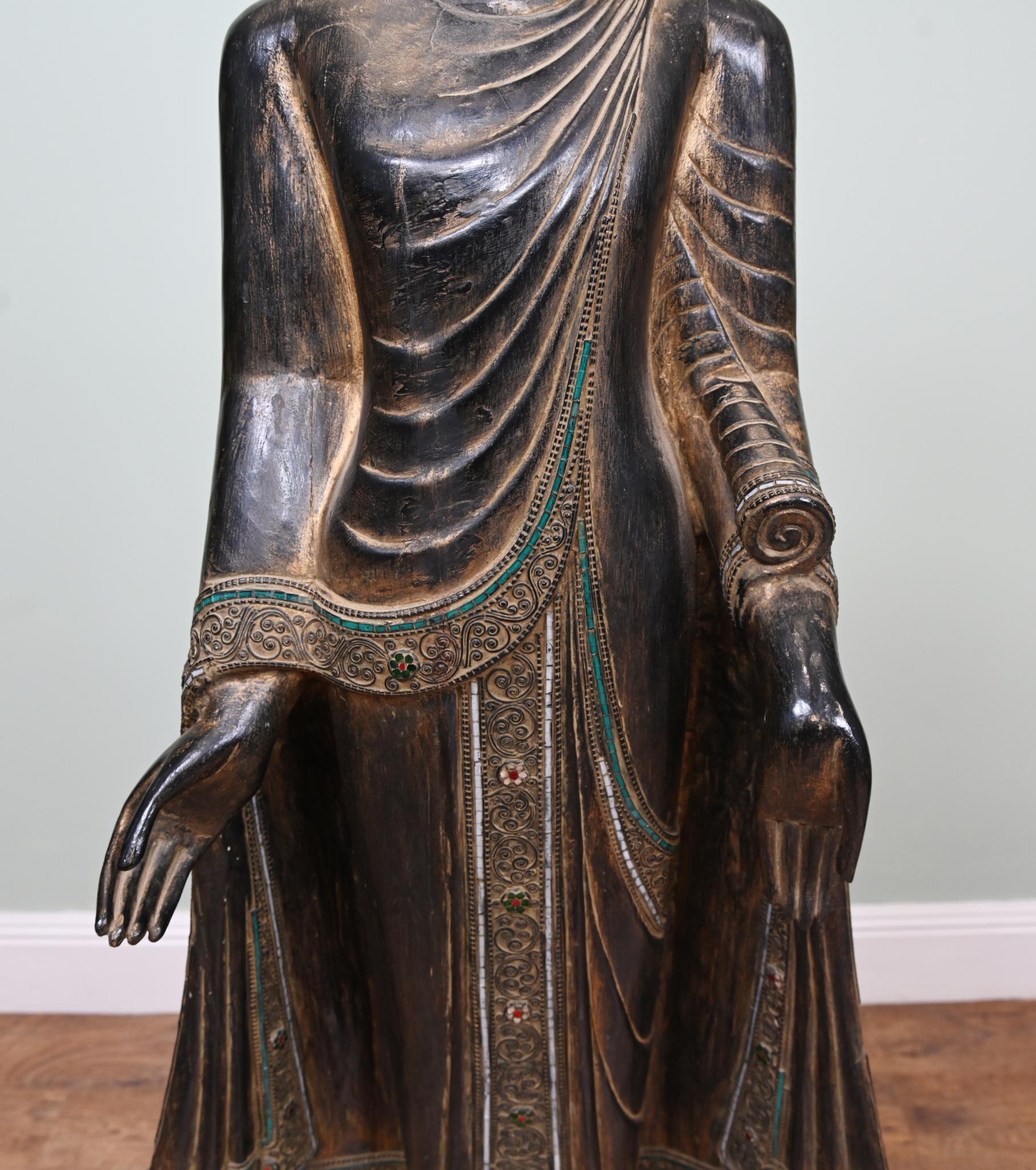 Legno Statua di Buddha nepalese scolpita Scultura buddista Nepal in vendita