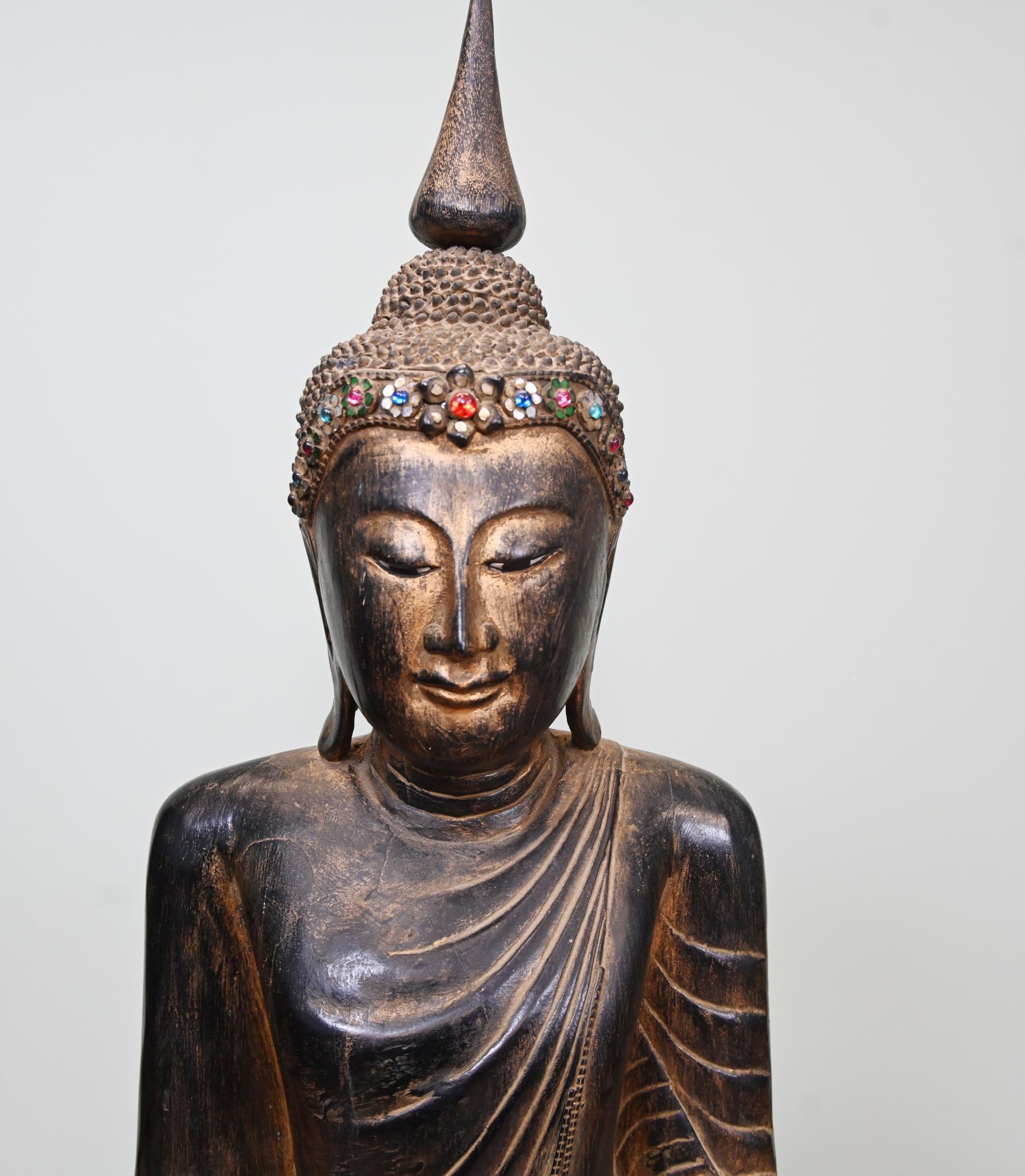 Statua di Buddha nepalese scolpita Scultura buddista Nepal in vendita 1