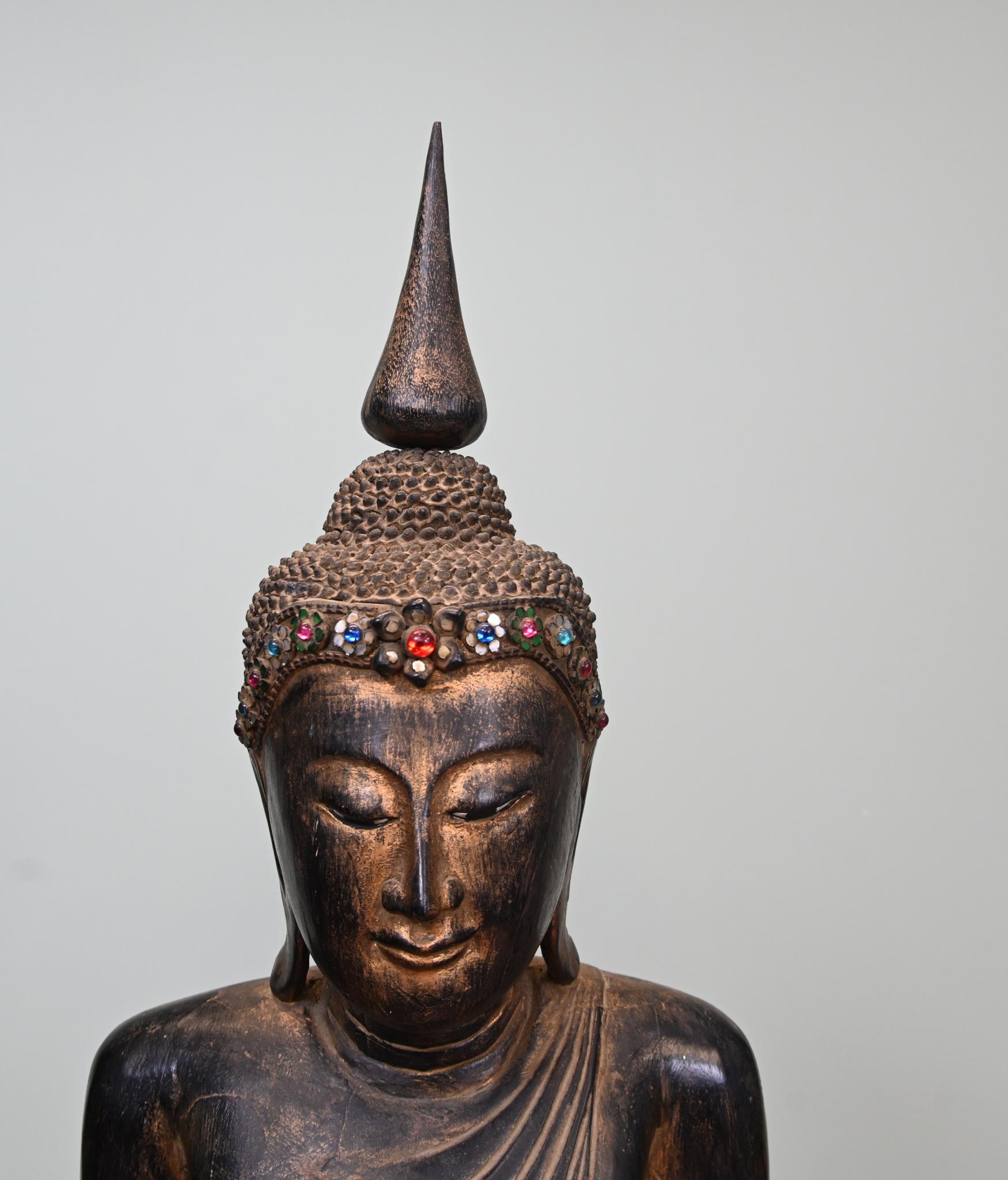 Statua di Buddha nepalese scolpita Scultura buddista Nepal in vendita 2