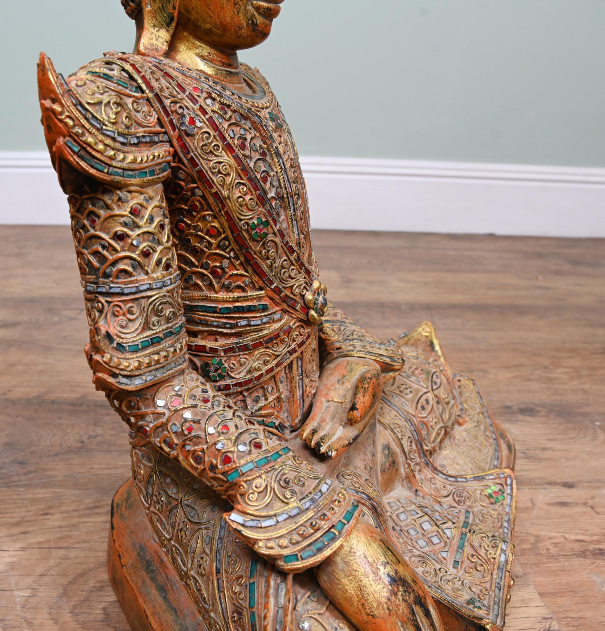 Estatua de Buda nepalí tallada Postura de Meditación del Loto Budista mediados del siglo XX en venta