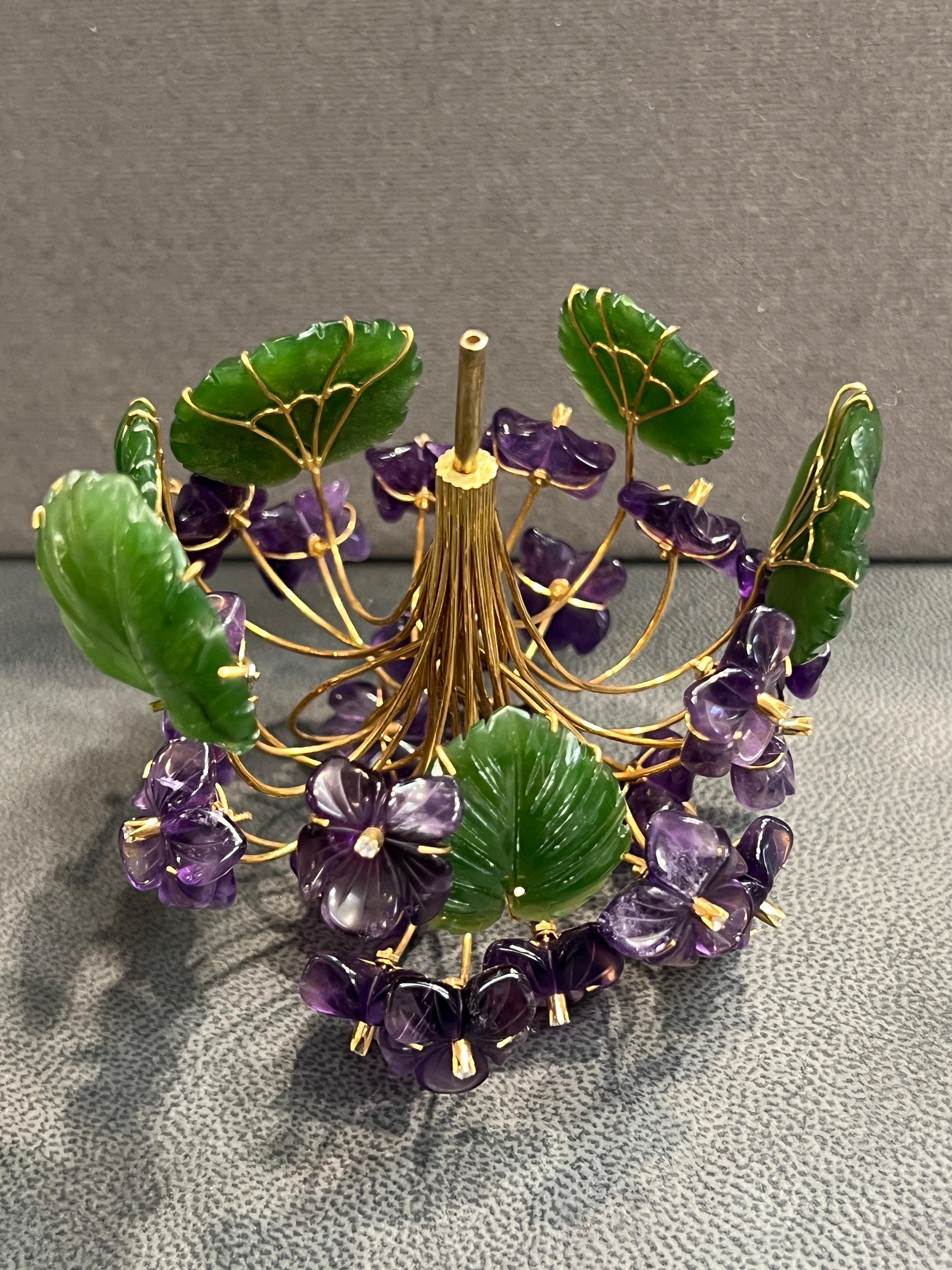 Pot de fleurs en néphrite, améthyste et cristal de roche sculpté en or en vente 5