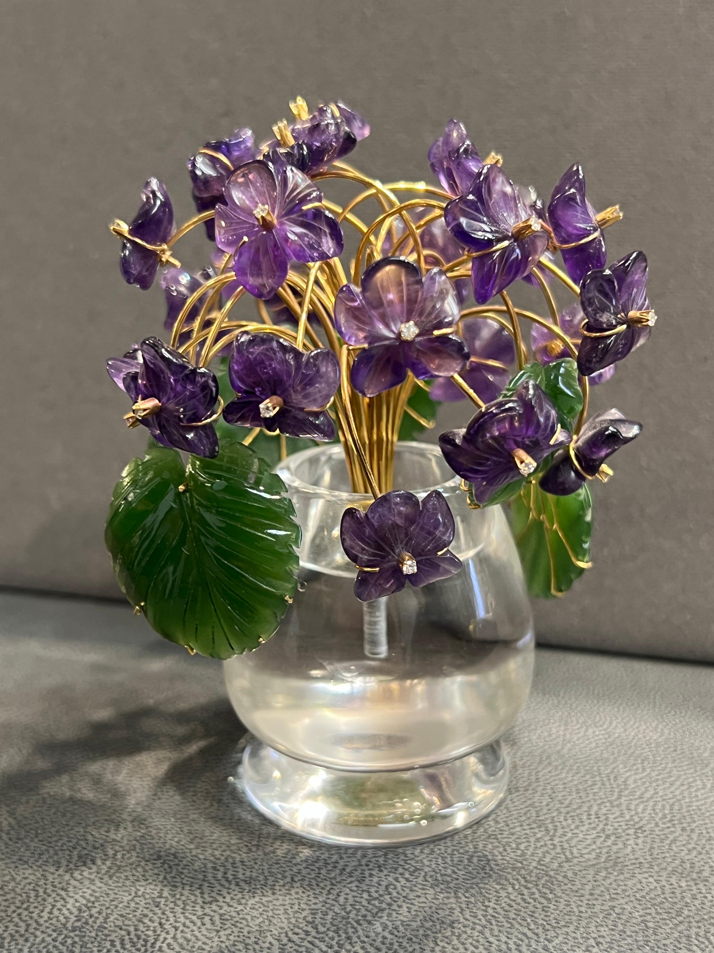 Pot de fleurs en néphrite, améthyste et cristal de roche sculpté en or en vente 6