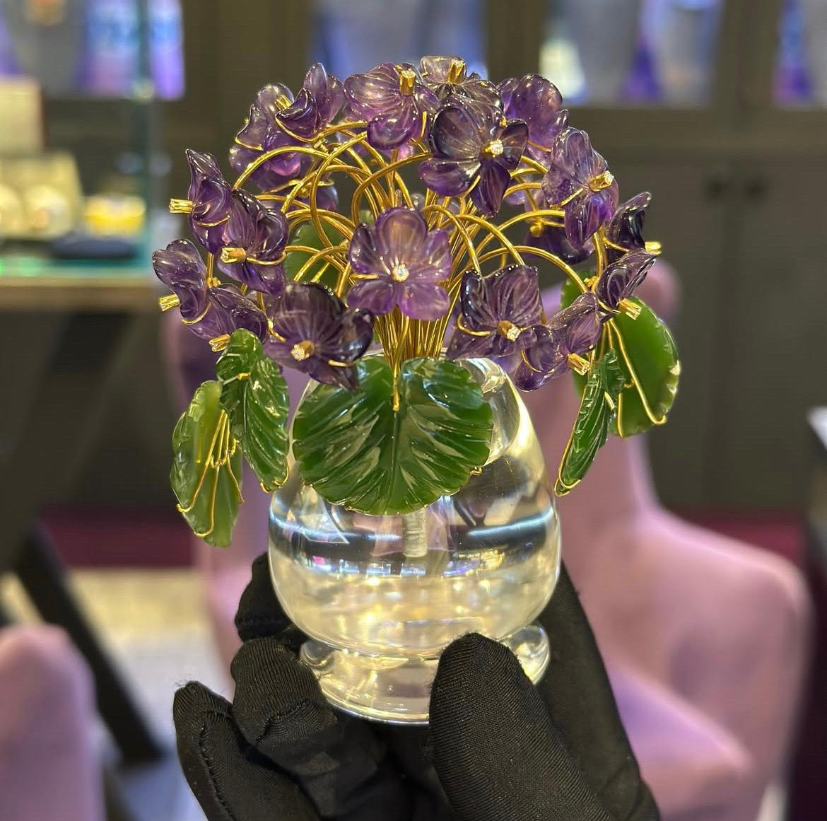 Pot de fleurs en néphrite, améthyste et cristal de roche sculpté en or

Ce pot de fleurs présente des fleurs sculptées en améthyste avec des diamants ronds en leur centre, des feuilles en néphrite et des tiges en or. La base est en cristal de roche