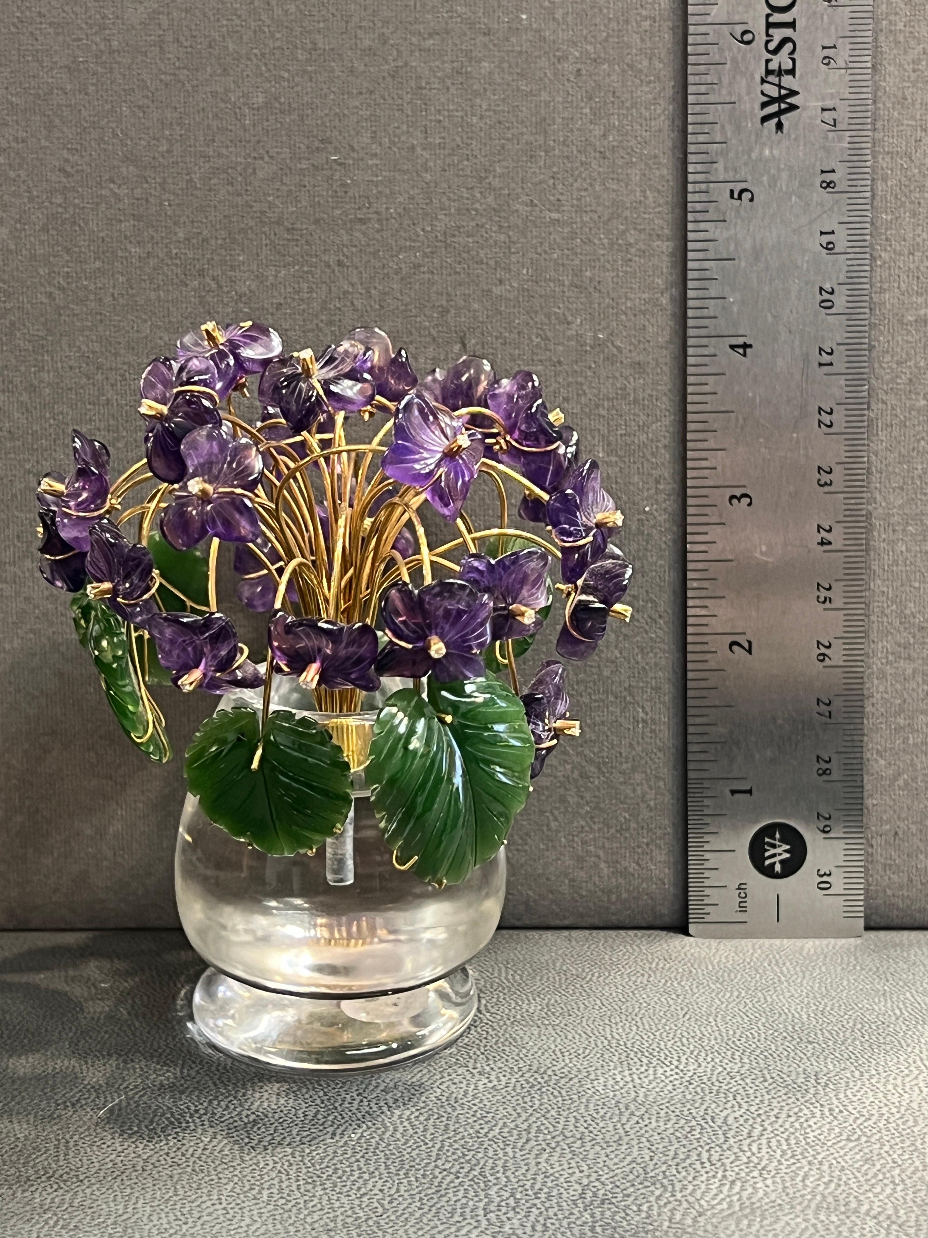 Taille mixte Pot de fleurs en néphrite, améthyste et cristal de roche sculpté en or en vente