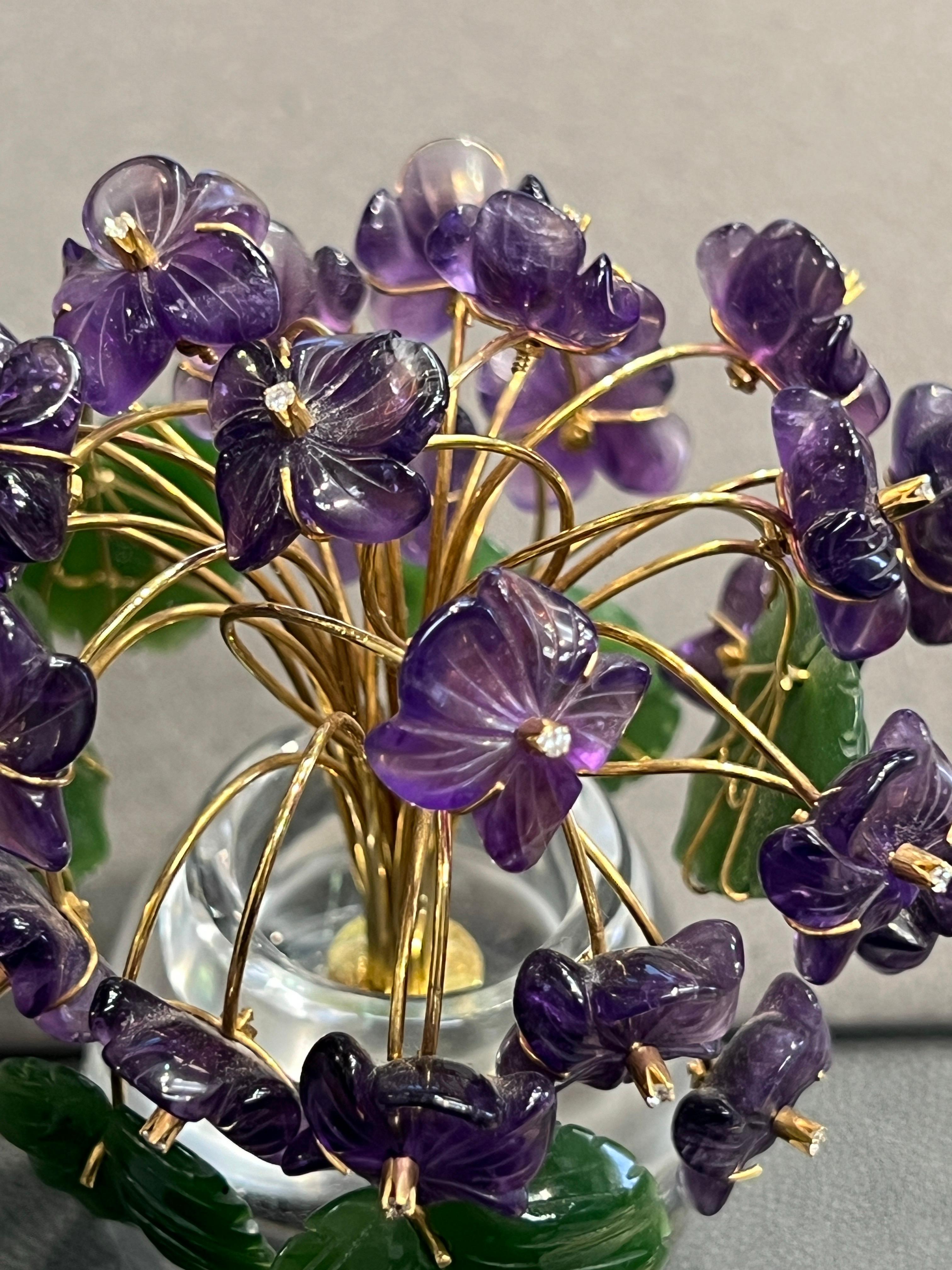 Pot de fleurs en néphrite, améthyste et cristal de roche sculpté en or Excellent état - En vente à New York, NY