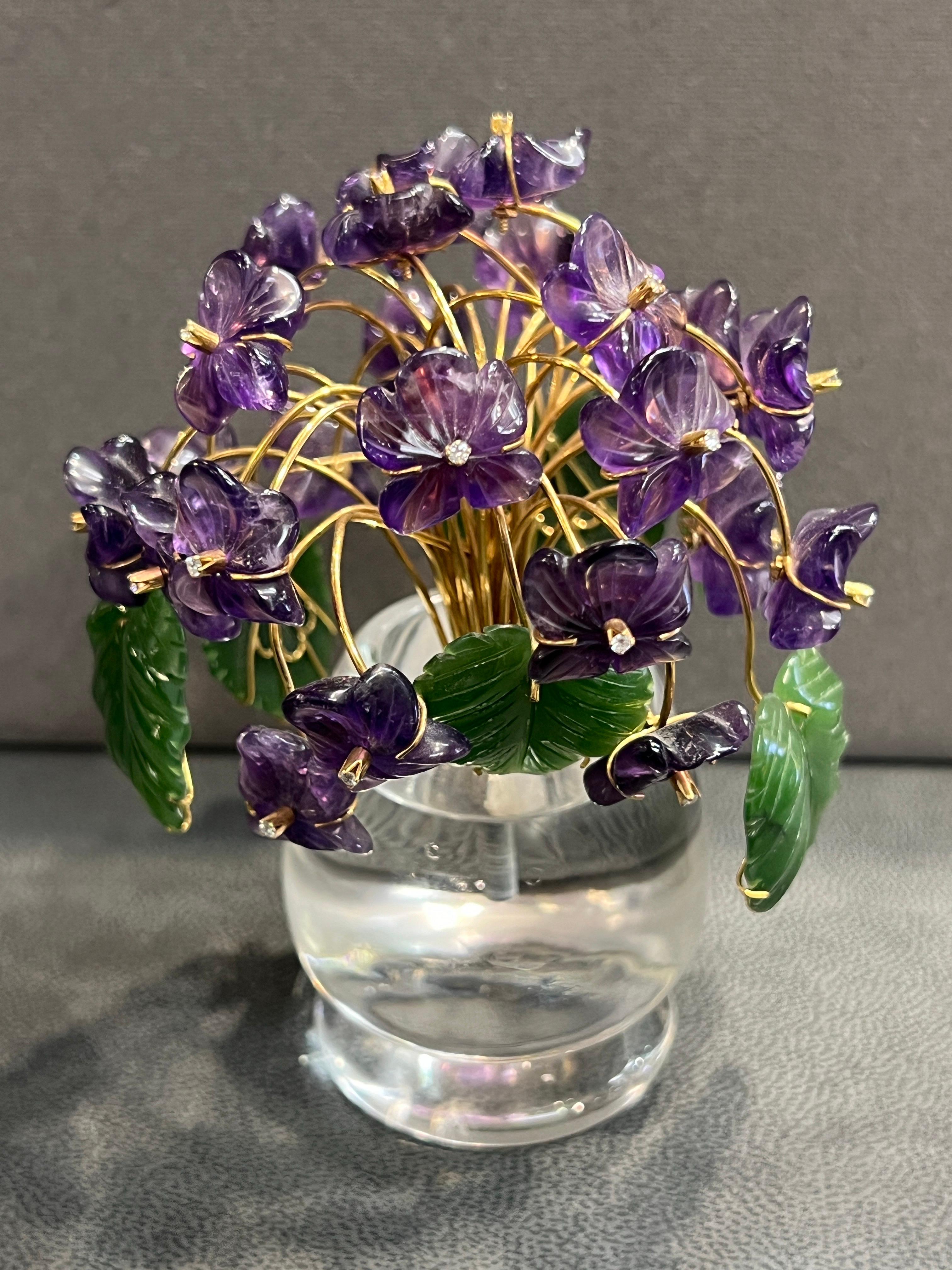 Pot de fleurs en néphrite, améthyste et cristal de roche sculpté en or en vente 1