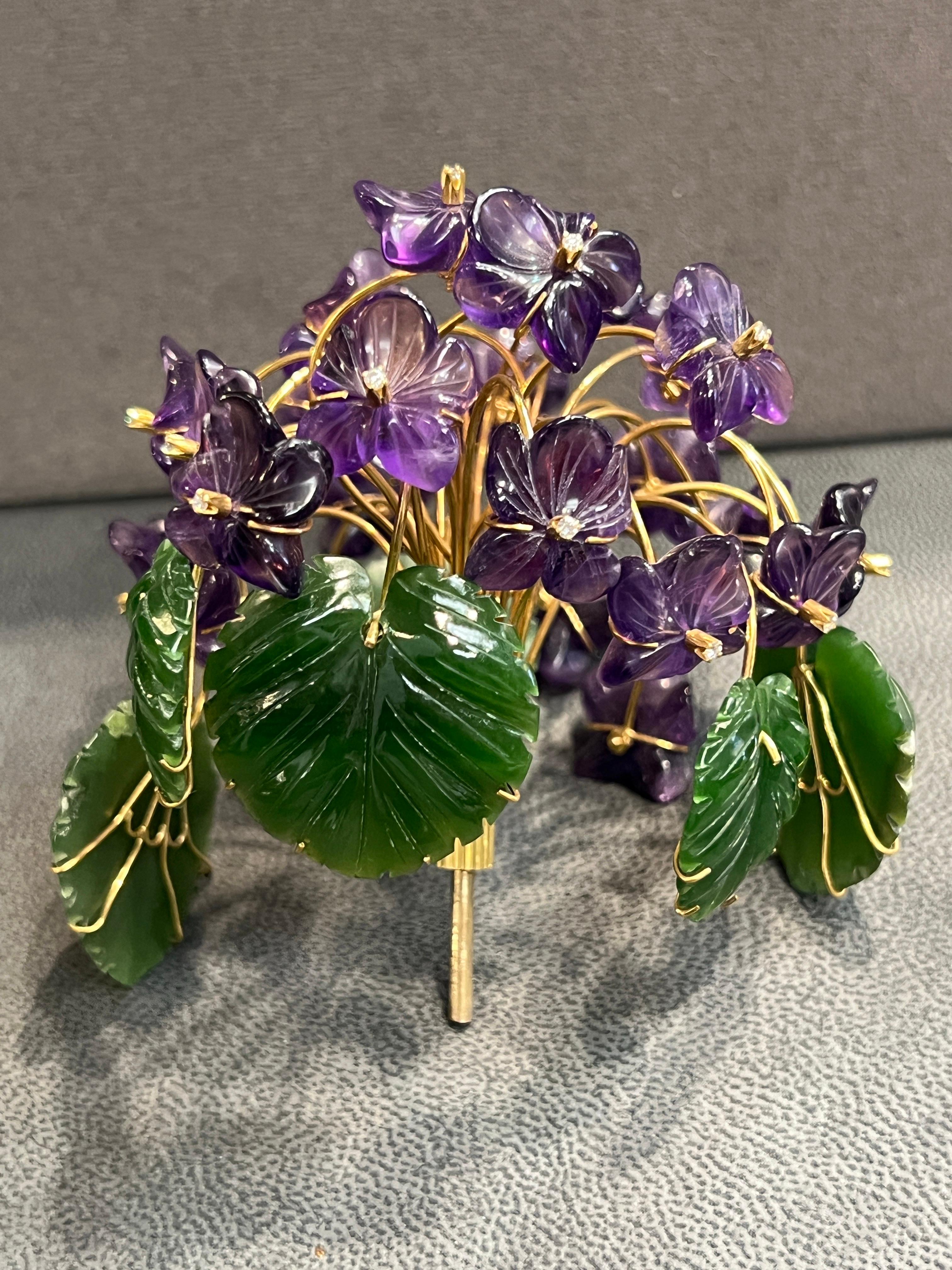 Pot de fleurs en néphrite, améthyste et cristal de roche sculpté en or en vente 3