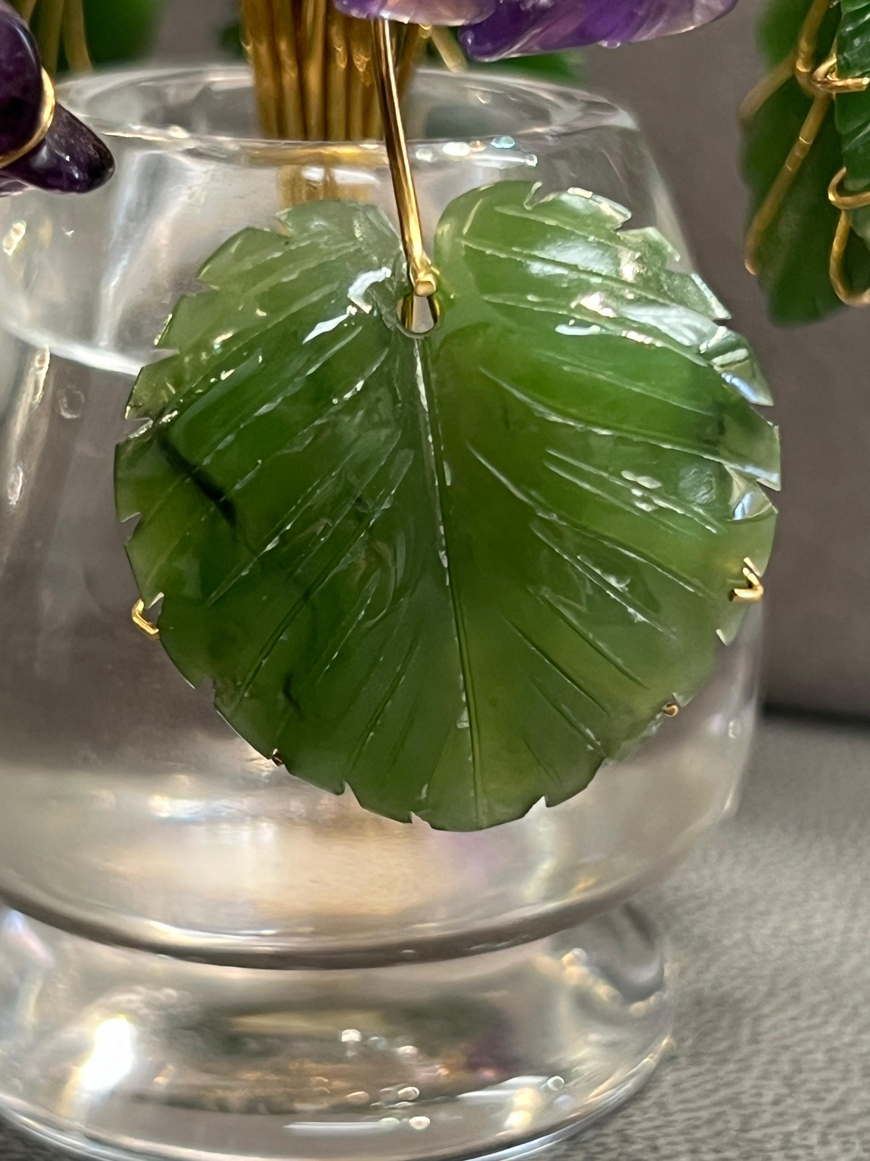 Pot de fleurs en néphrite, améthyste et cristal de roche sculpté en or en vente 4