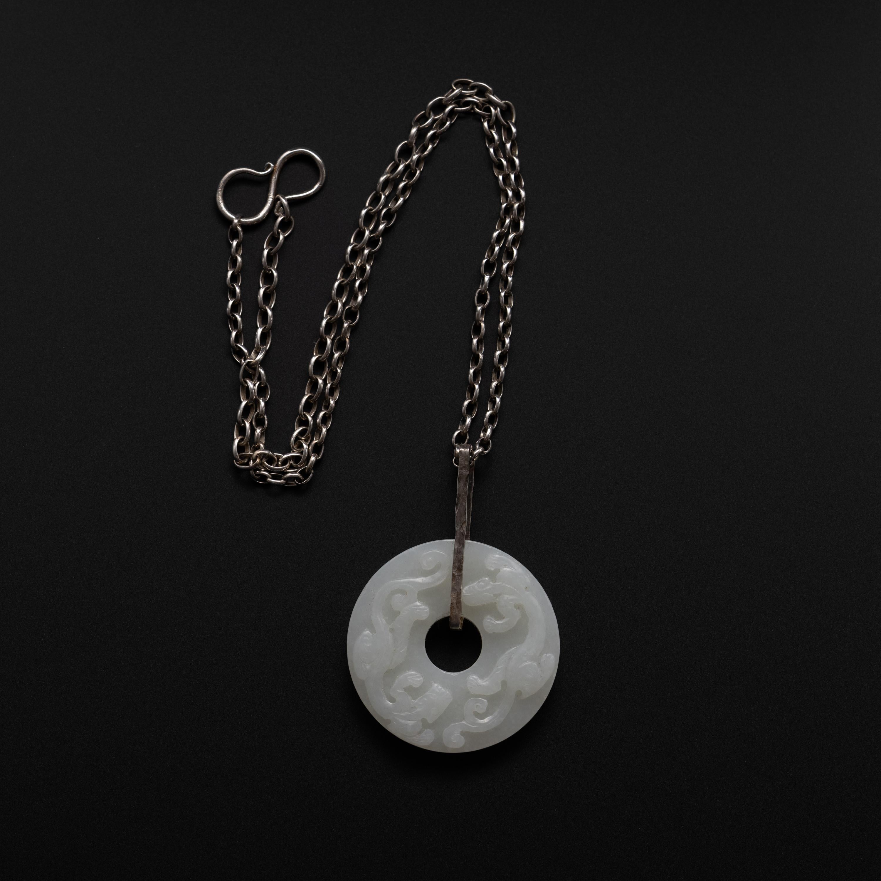 Les libellules sont des bébés dragons, et ce disque pi en néphrite blanche en représente une paire. Sculpté sans faille par un artiste lapidaire expérimenté il y a plus de 100 ans, ce disque pi en néphrite blanche est un excellent exemple de