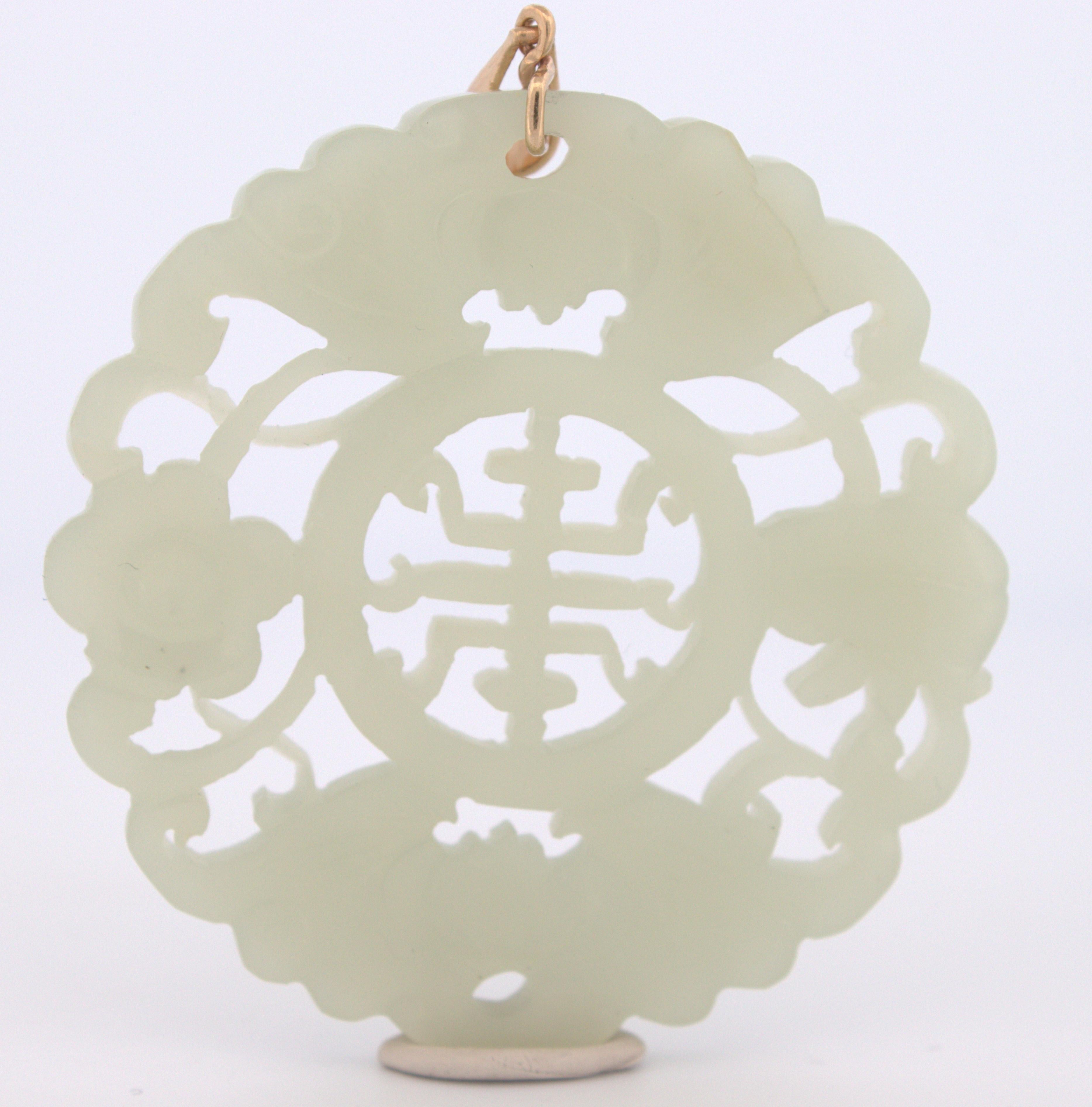 Geschnitzter Nephrit-Jade-Scheibenanhänger aus 14 Karat Gelbgold im Angebot 5