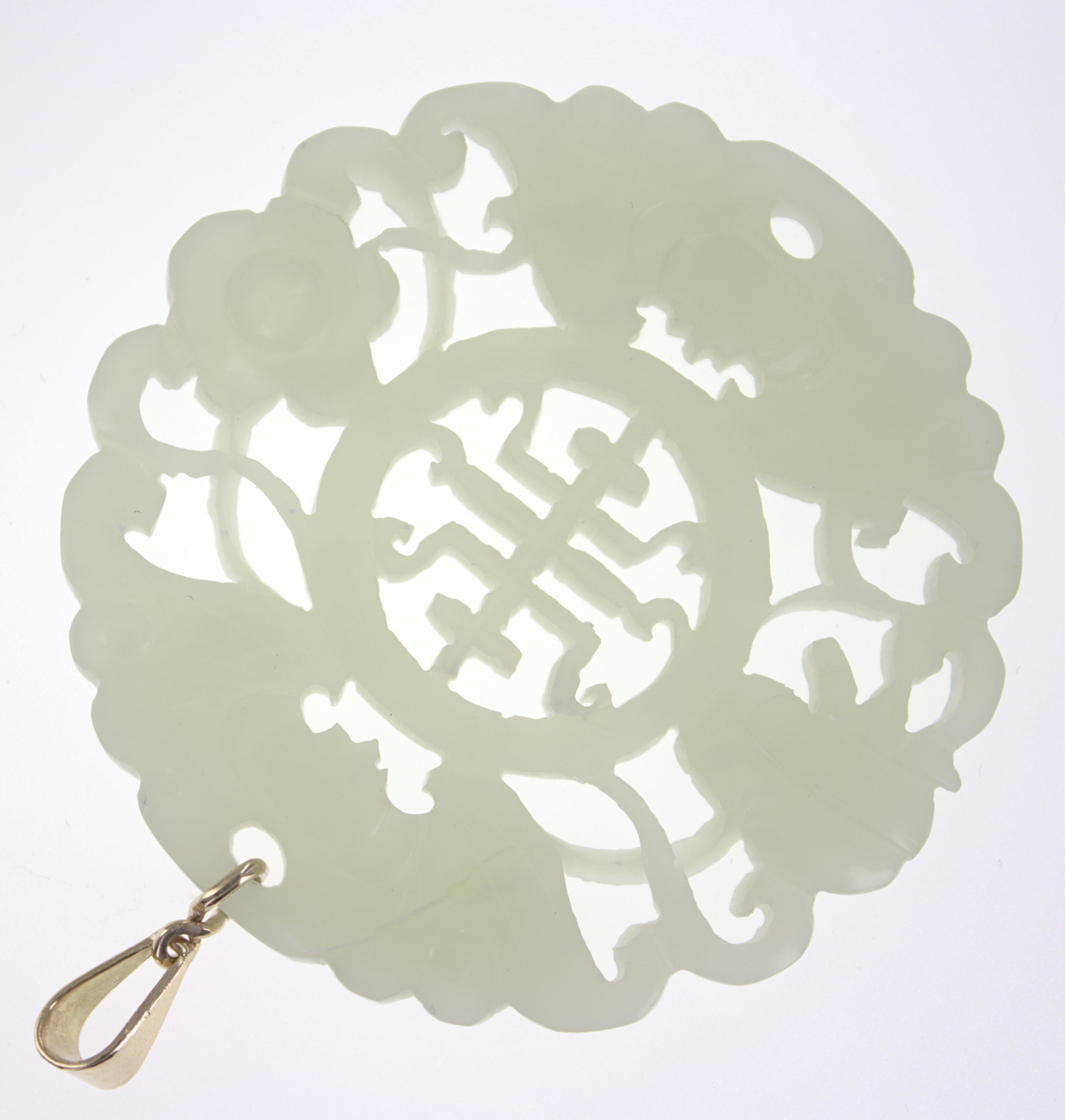 Mit (1) geschnitzt und durchbohrt Nephrit Jade Scheibe, 56,8 x 3,8 mm, zeigt zwei Fledermäuse, Blumen und Früchte alle rund um das Symbol des Glücks, ergänzt durch eine 14k Gelbgold Bügel, Bruttogewicht 21,61 Gramm.