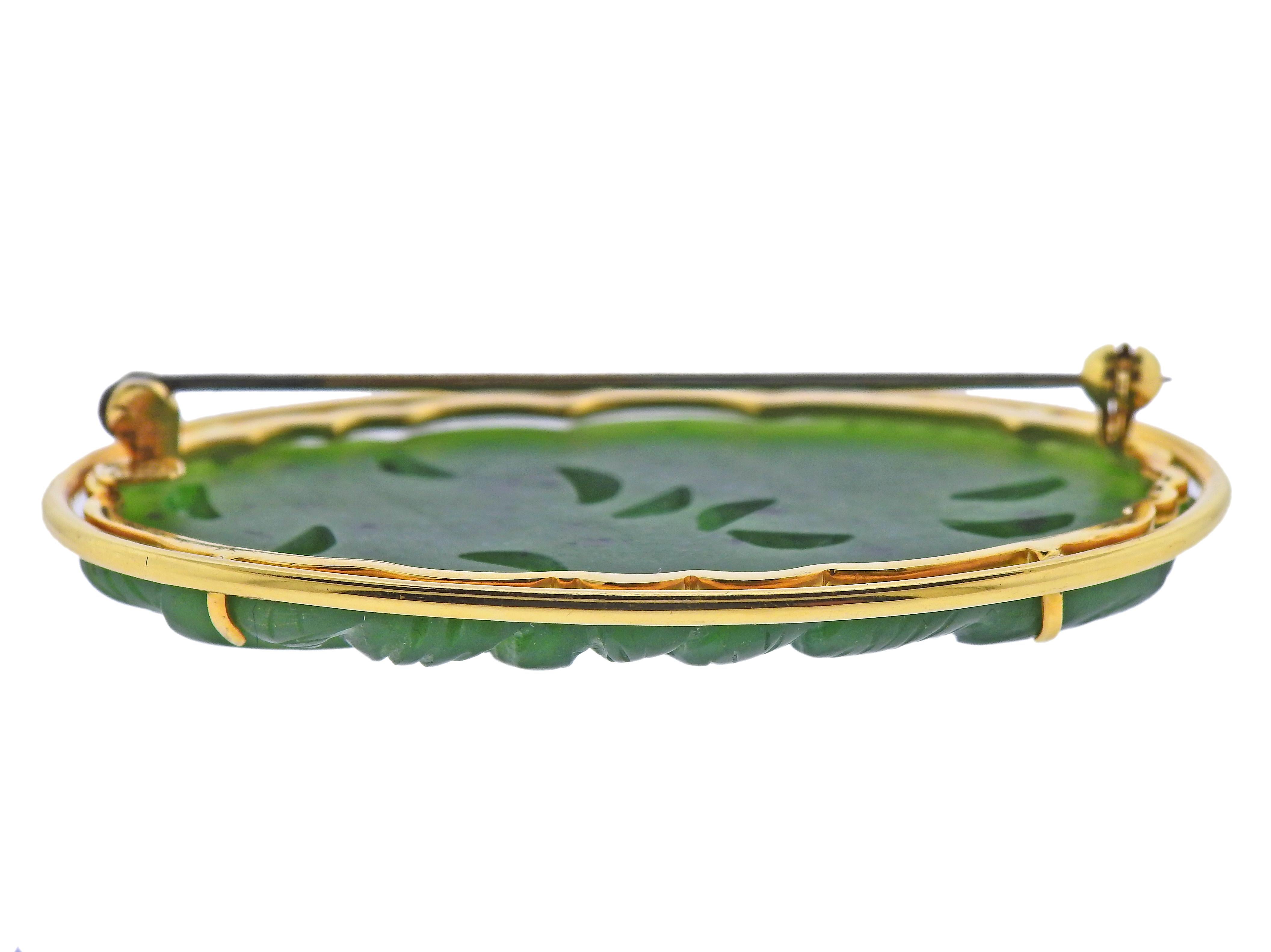 Geschnitzte Nephrit-Jade-Brosche/Anstecknadel in Gold im Zustand „Hervorragend“ im Angebot in New York, NY