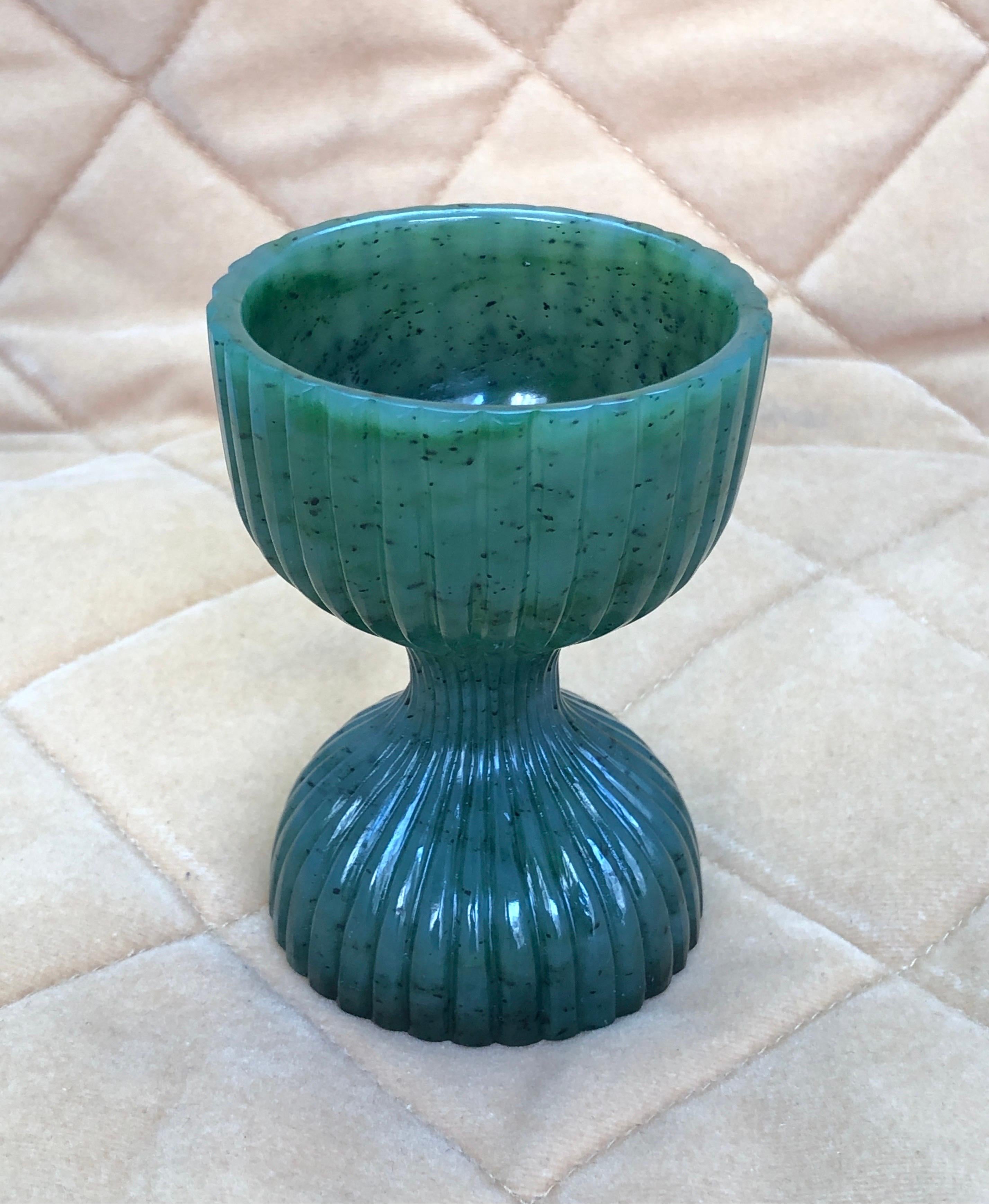 Sculpté dans une seule pièce de jade néphrite, ce doseur à liqueur donne des mesures parfaites de 60 et 30 ml. Sculpté par un lapidaire indien, ce gobelet doseur d'une seule pièce passe en douceur d'un gobelet de taille plus grande à un gobelet de