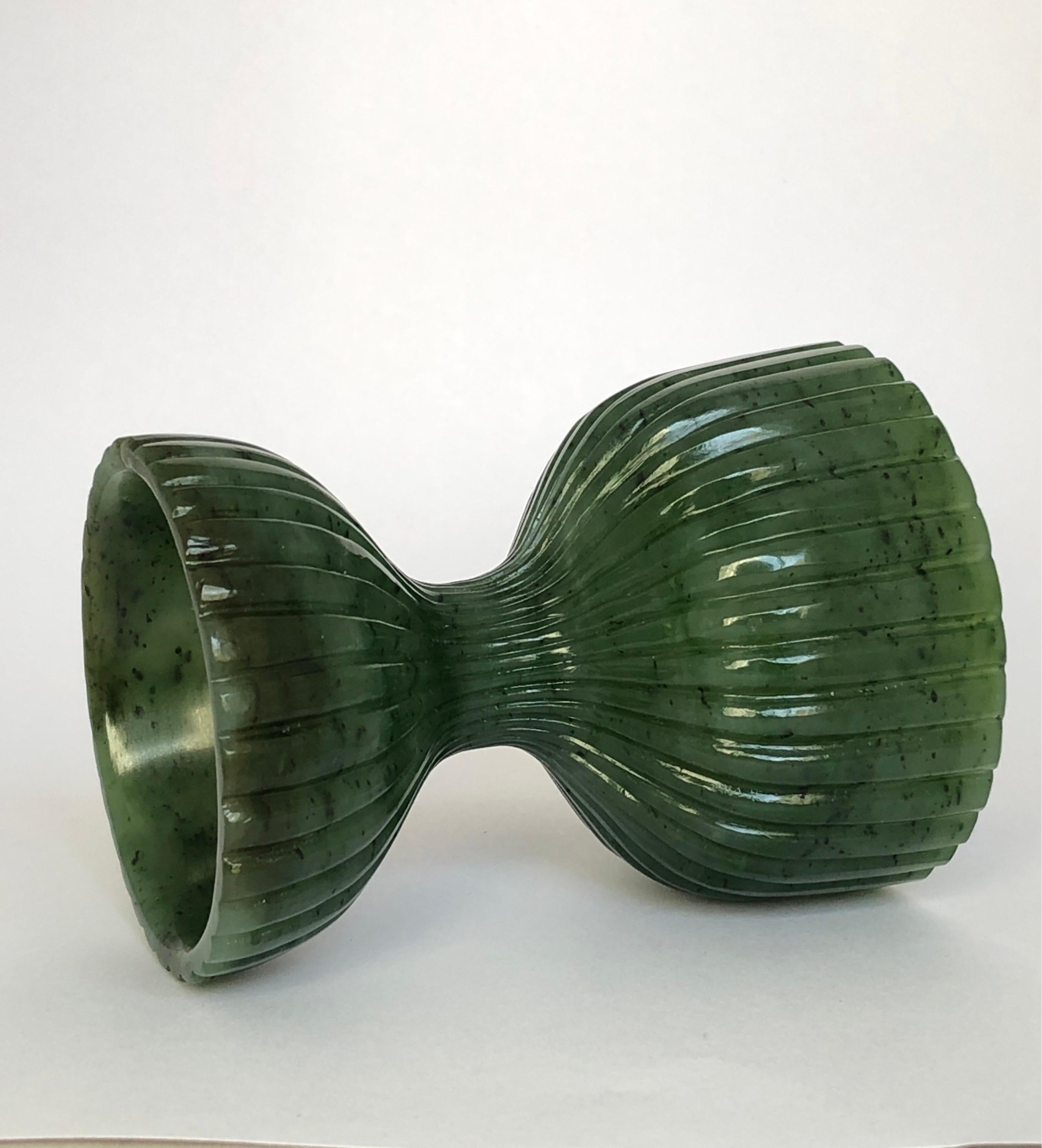 Poli au tonneau Liquoir Jigger sculpté en jade néphrite mesurant pour le bar/vieux verre en vente