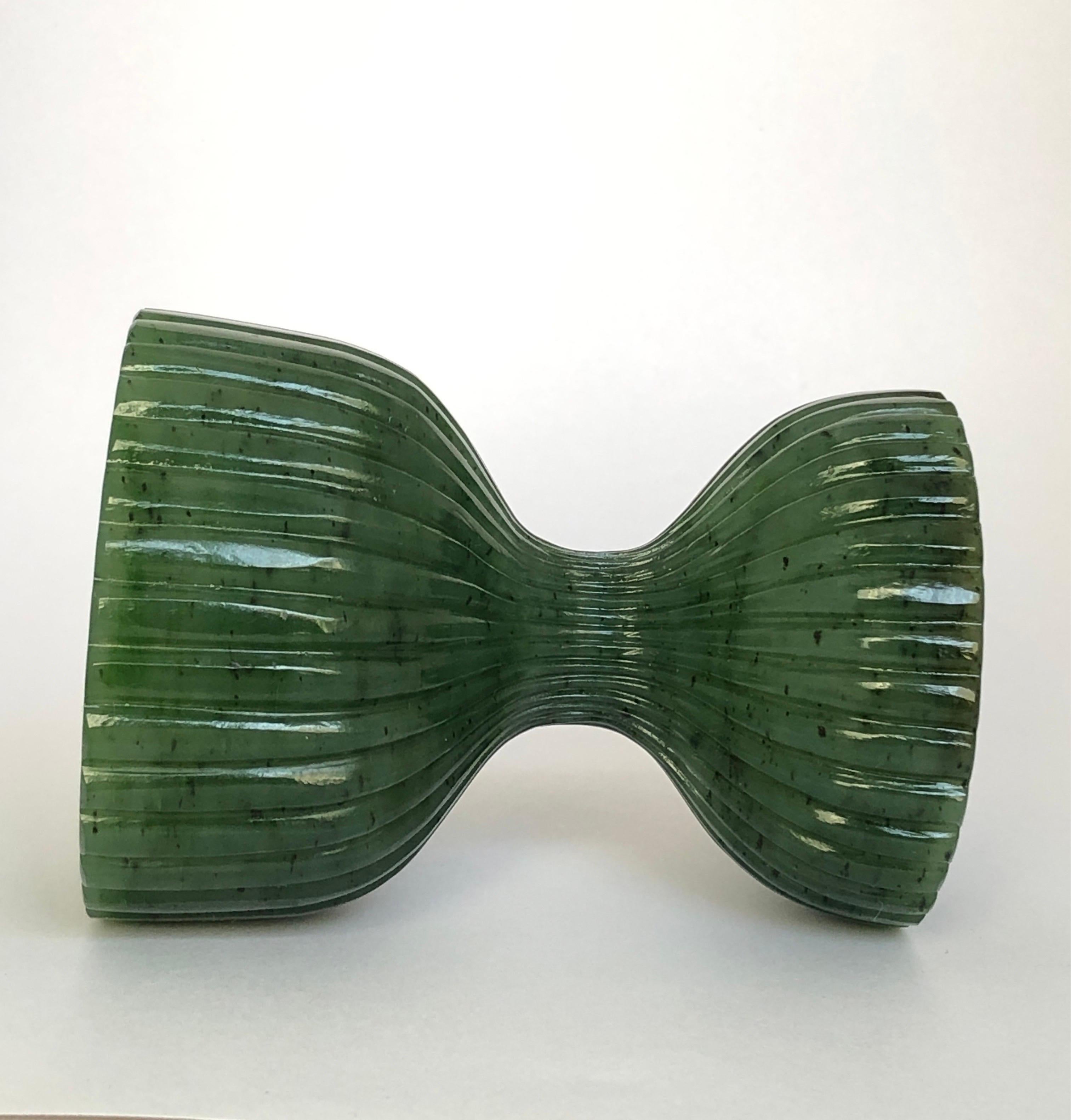Liquoir Jigger sculpté en jade néphrite mesurant pour le bar/vieux verre Neuf - En vente à Bangkok,, TH