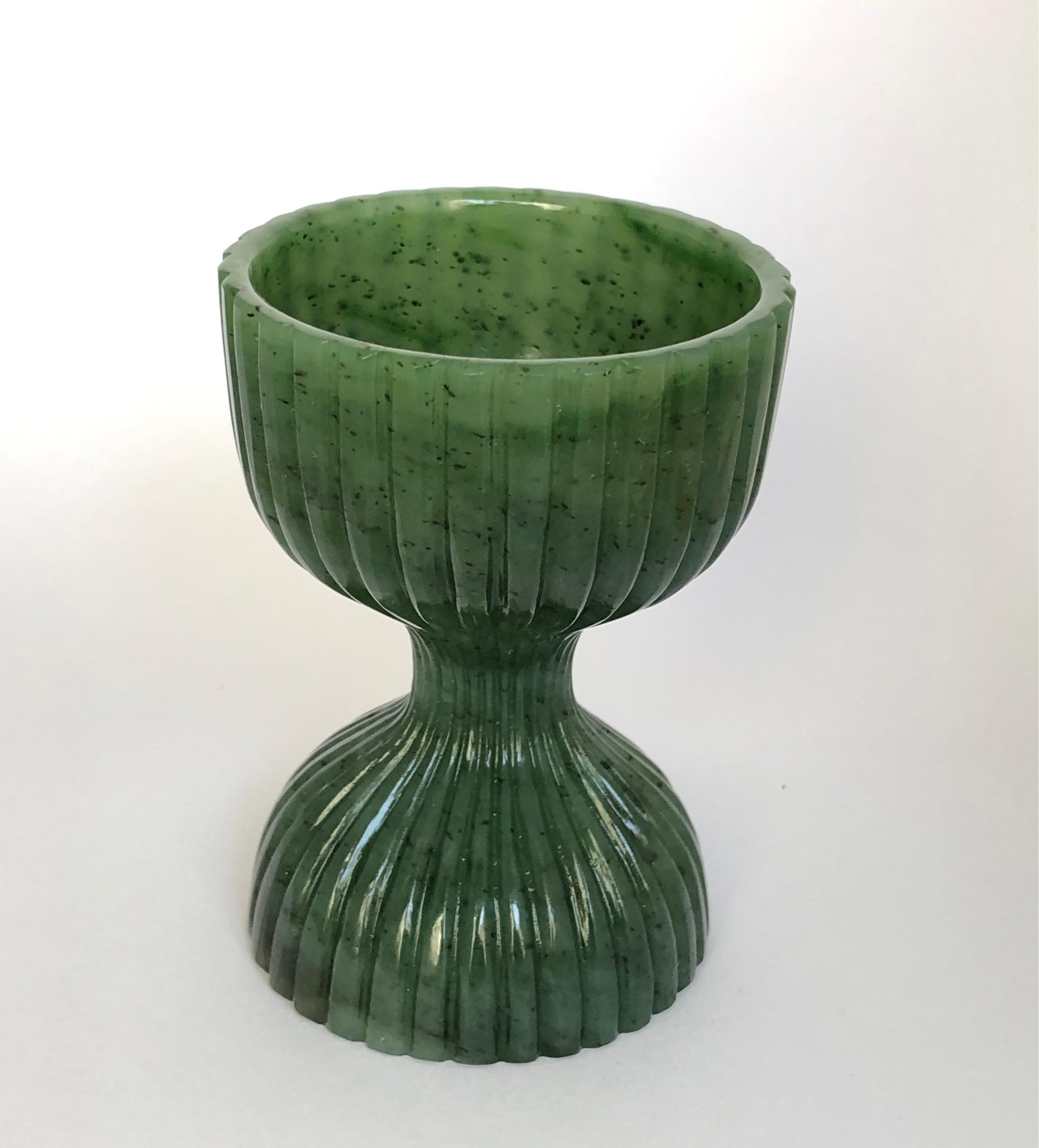 Liquoir Jigger sculpté en jade néphrite mesurant pour le bar/vieux verre Unisexe en vente