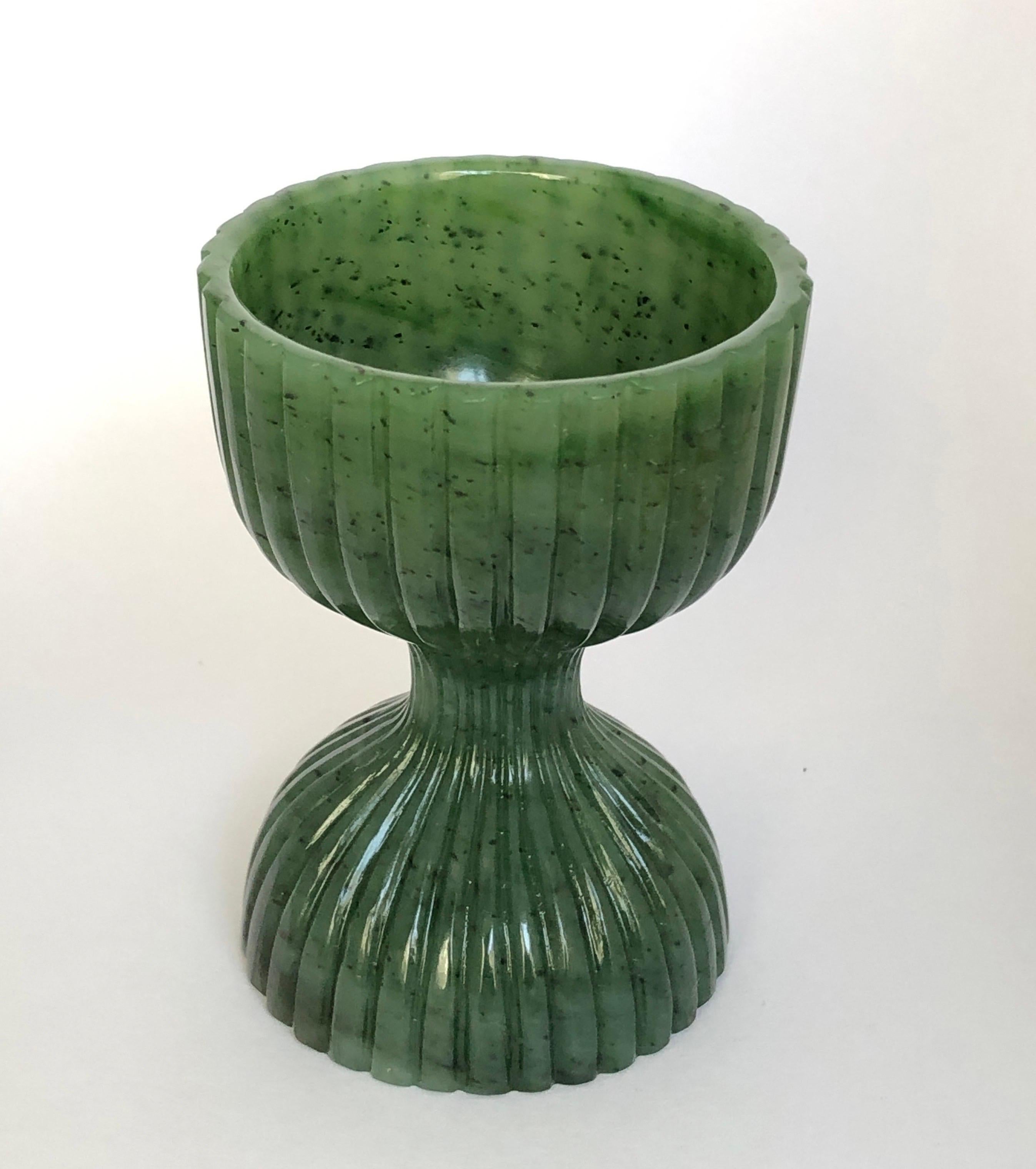 Liquoir Jigger sculpté en jade néphrite mesurant pour le bar/vieux verre en vente 1