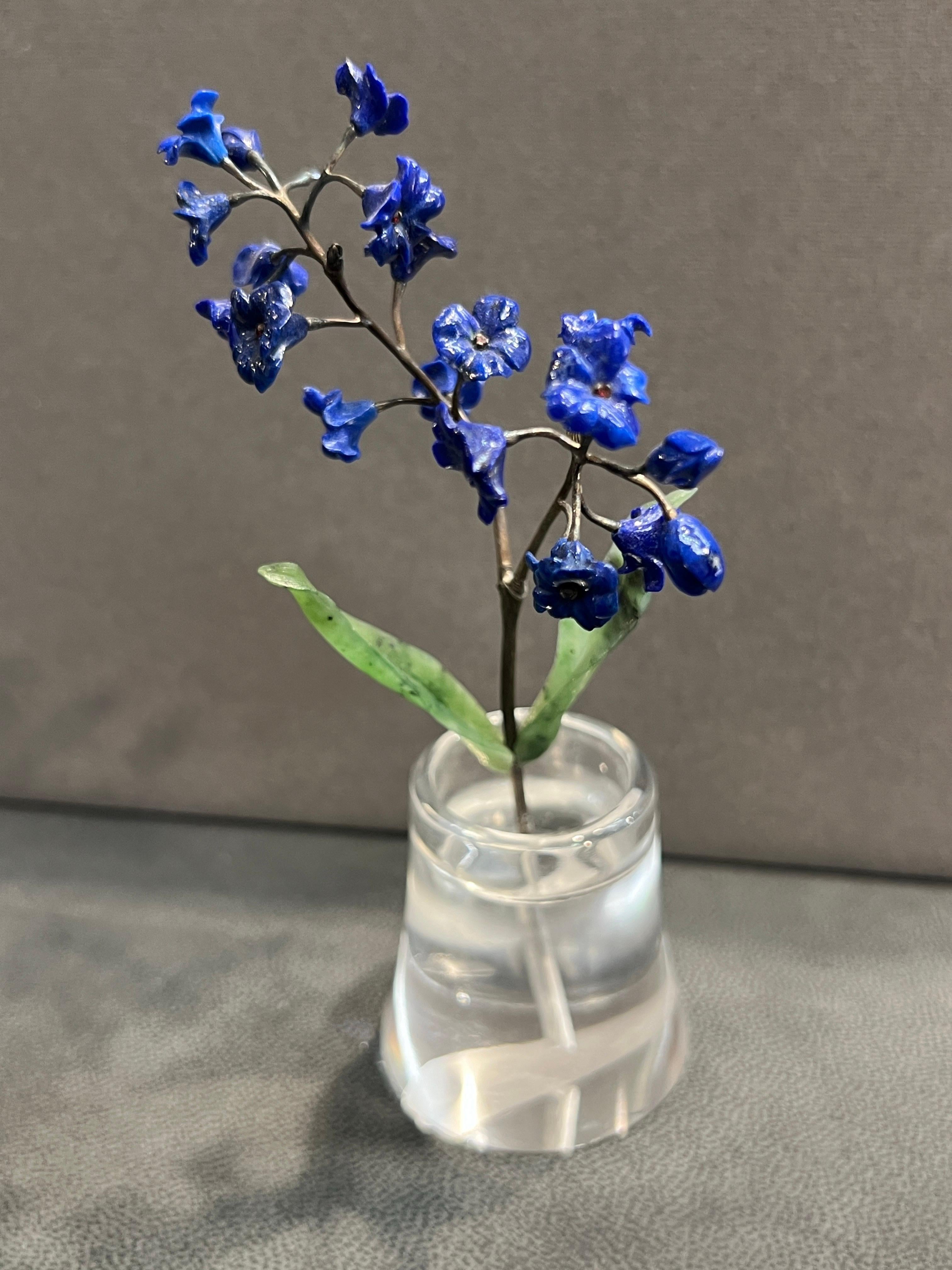 Blumentopf aus geschnitztem Nephrit, Lapislazuli und Bergkristall im Angebot 6