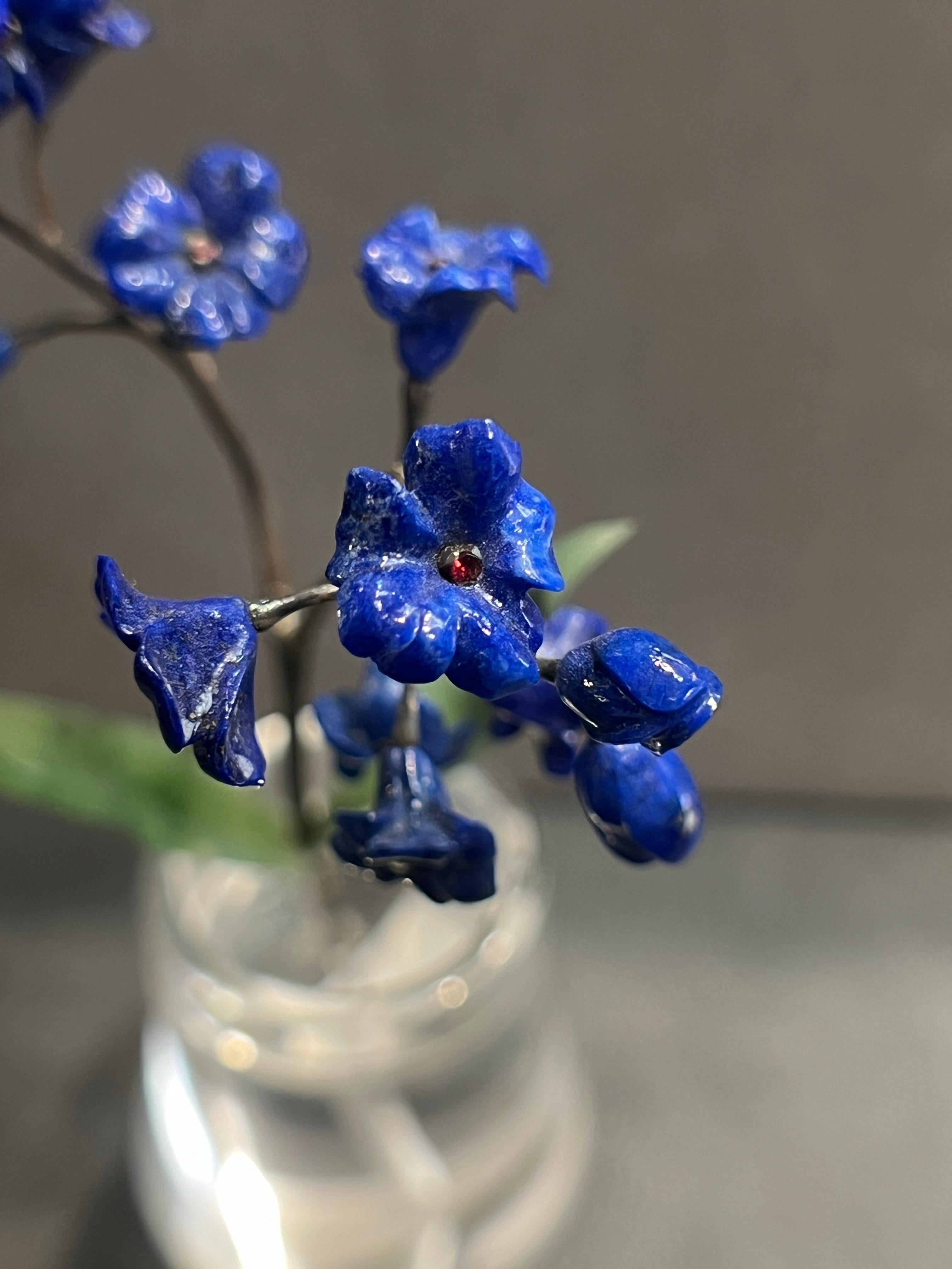 Blumentopf aus geschnitztem Nephrit, Lapislazuli und Bergkristall im Angebot 7