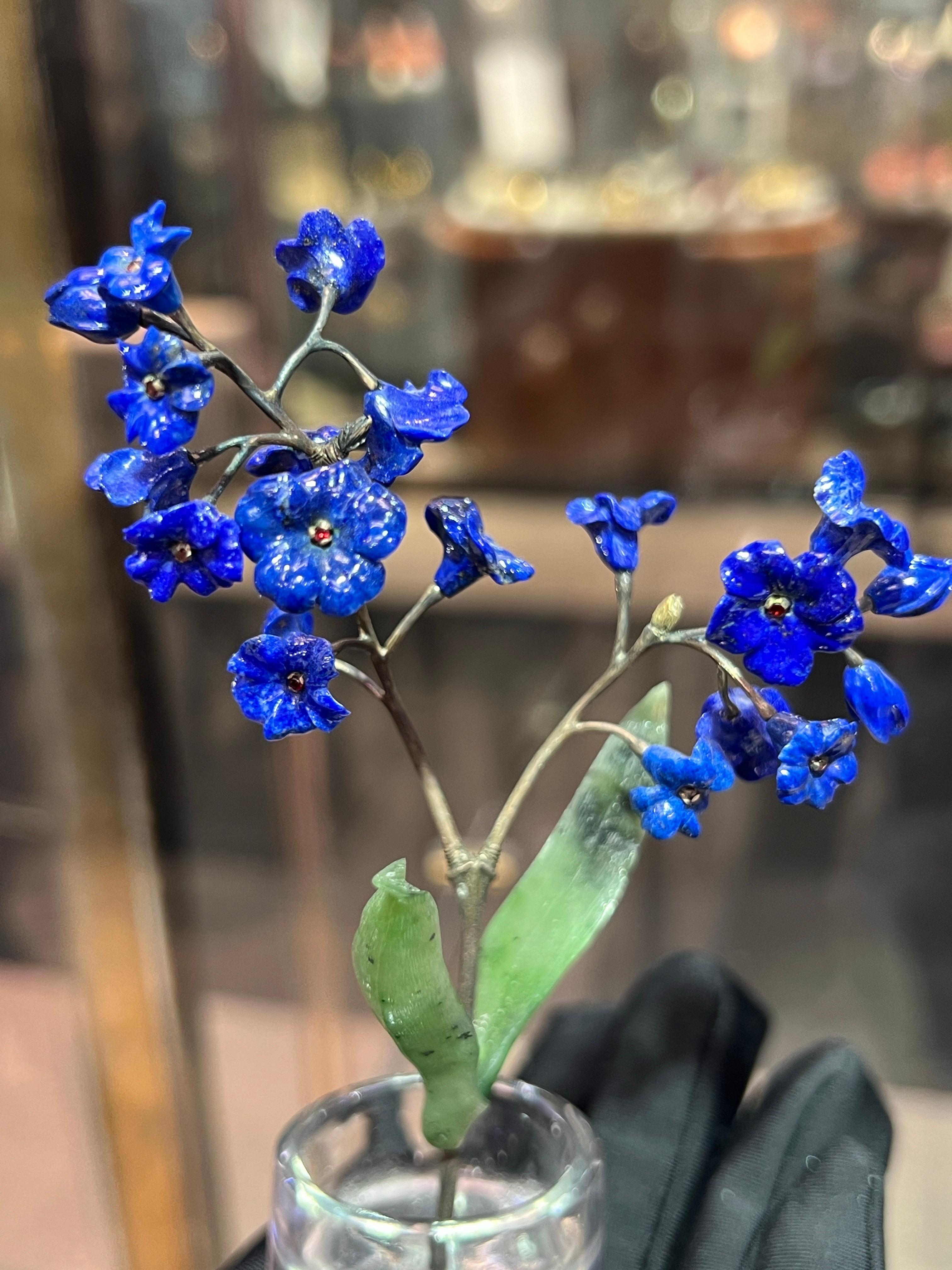 Blumentopf aus geschnitztem Nephrit, Lapislazuli und Bergkristall (Gemischter Schliff) im Angebot