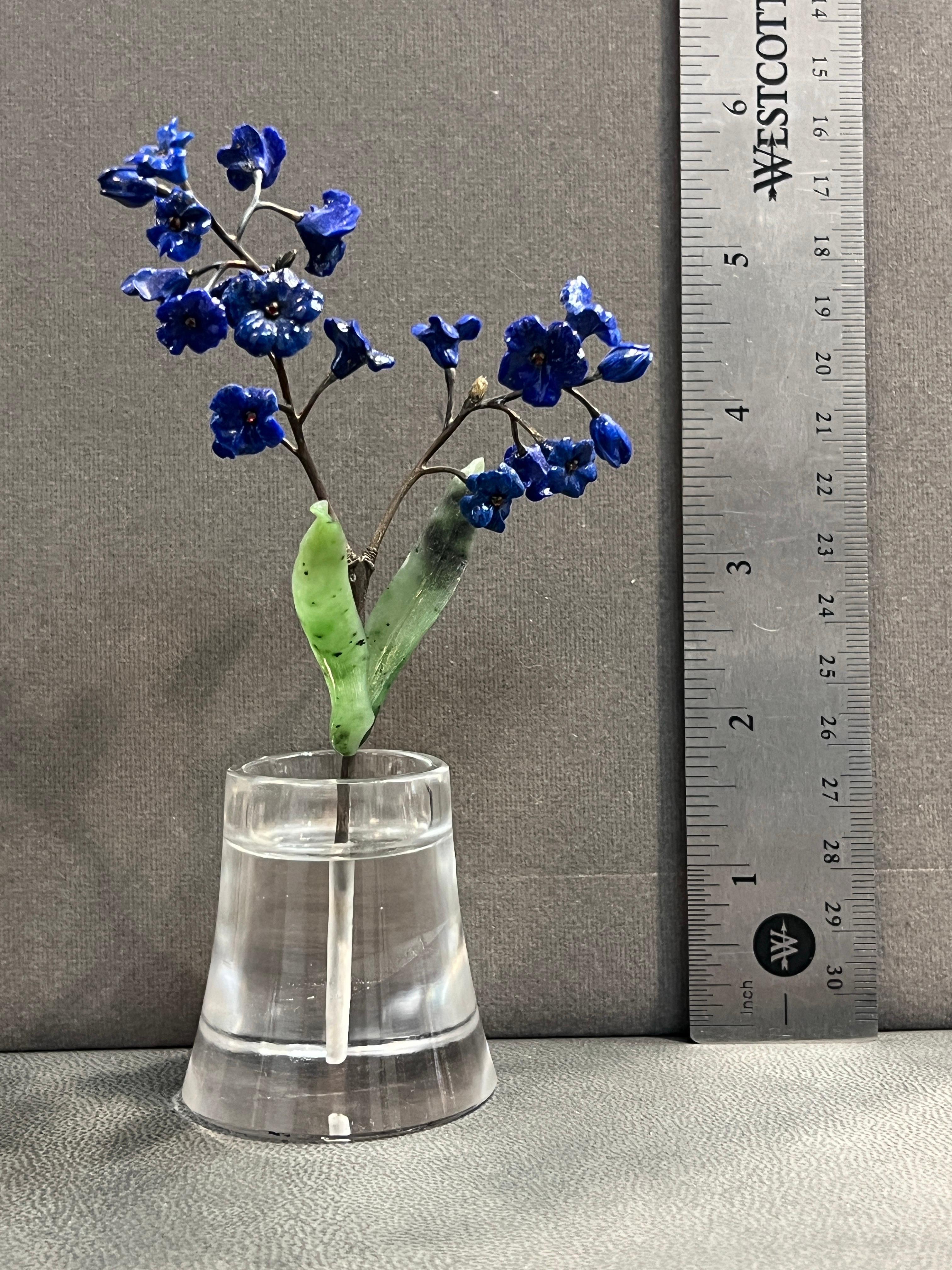 Blumentopf aus geschnitztem Nephrit, Lapislazuli und Bergkristall im Zustand „Hervorragend“ im Angebot in New York, NY