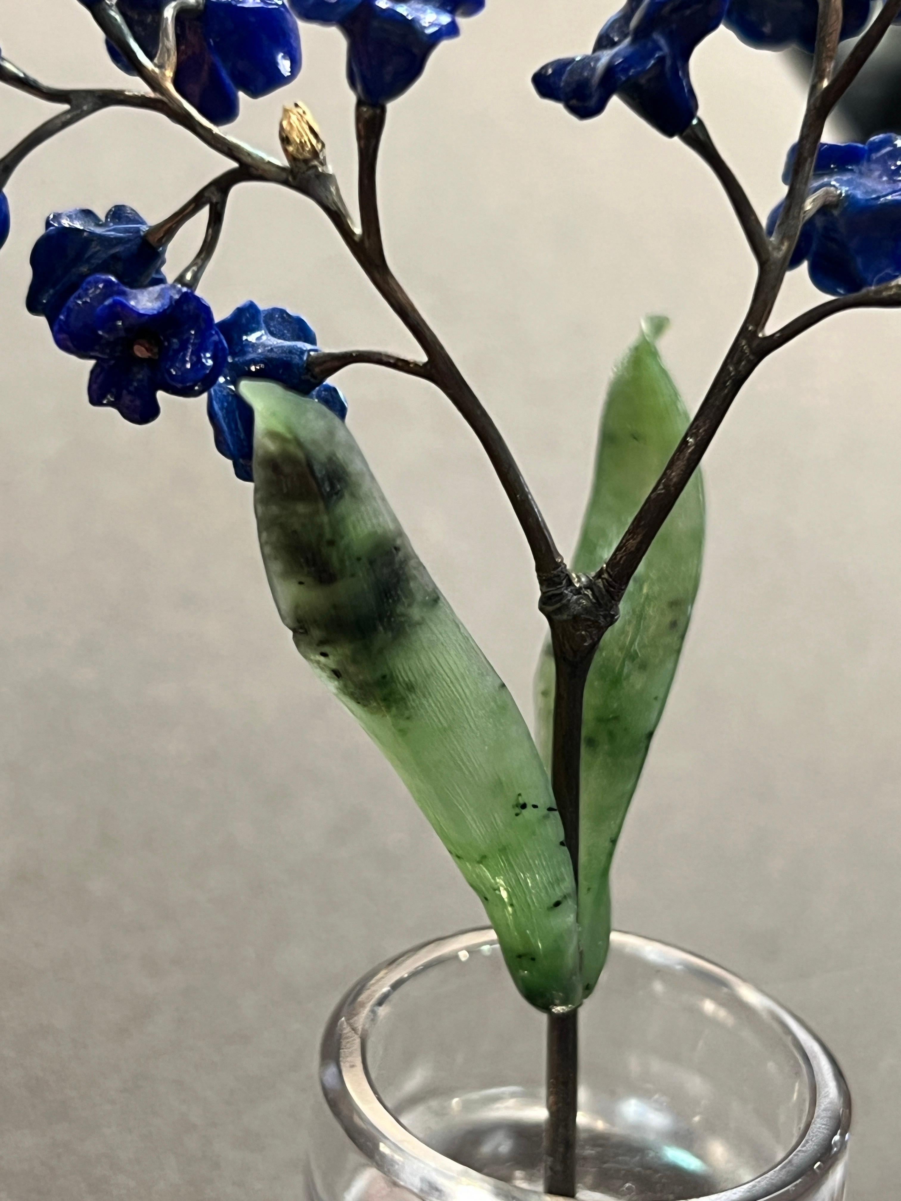 Blumentopf aus geschnitztem Nephrit, Lapislazuli und Bergkristall für Damen oder Herren im Angebot