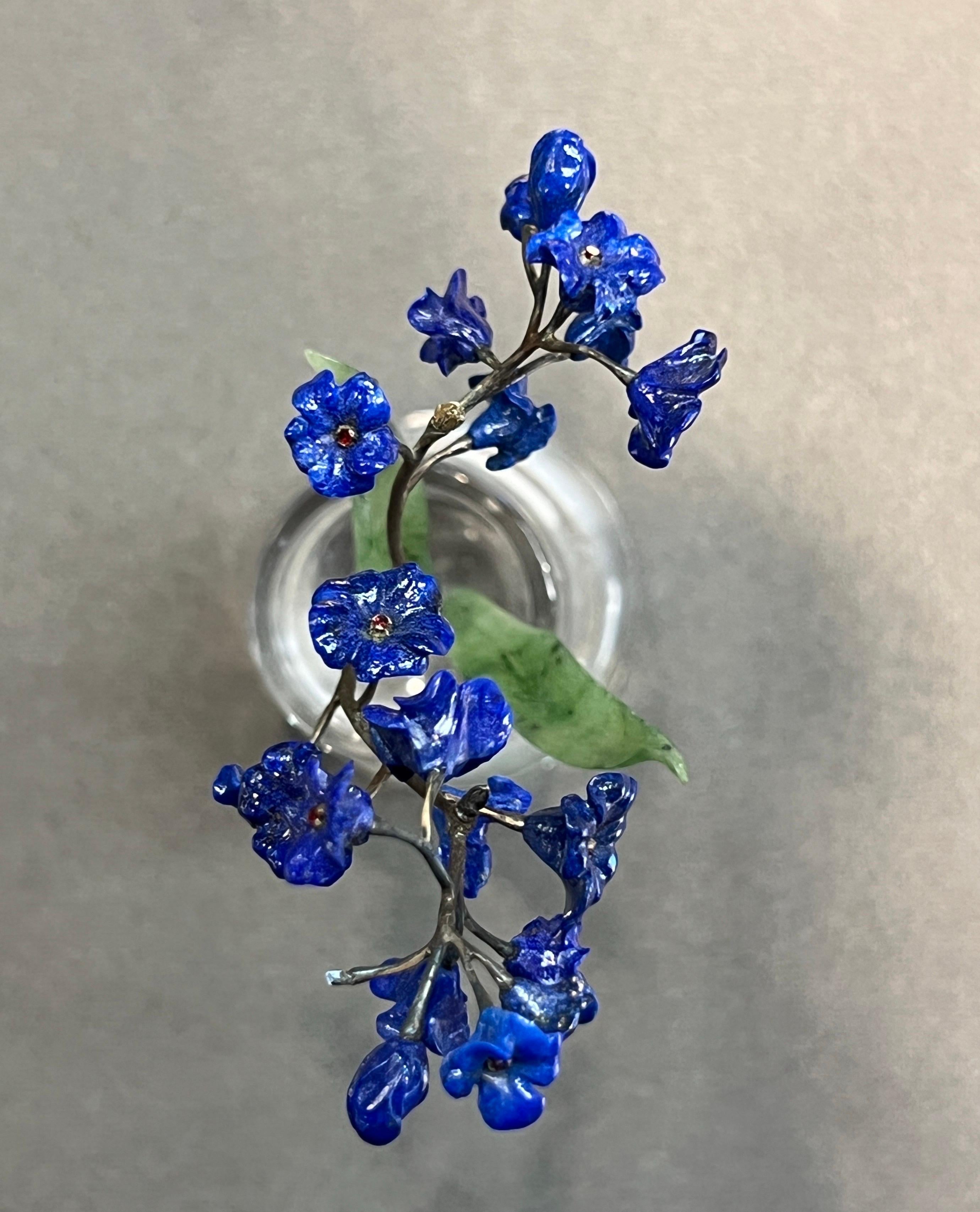 Blumentopf aus geschnitztem Nephrit, Lapislazuli und Bergkristall im Angebot 1
