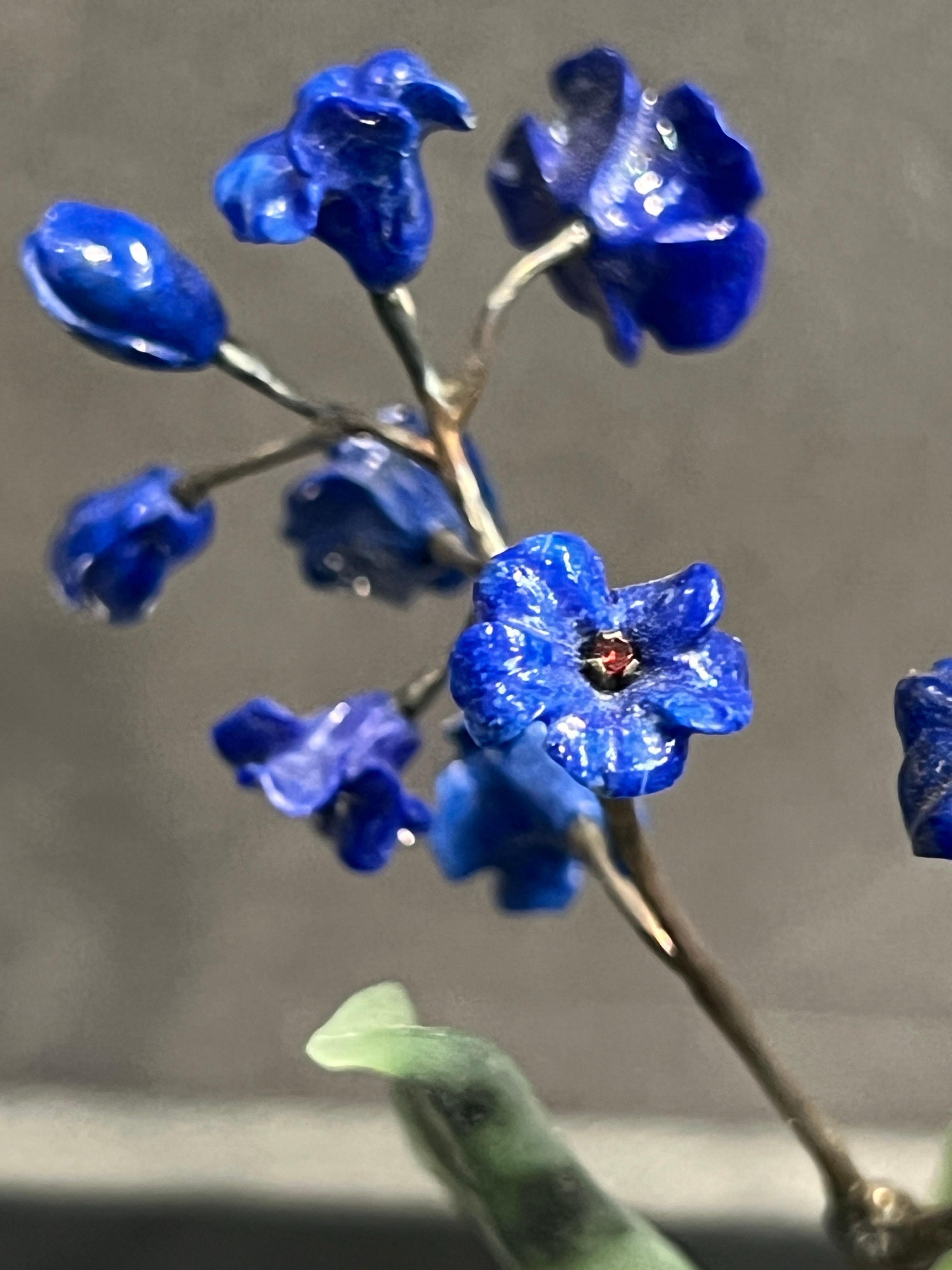 Blumentopf aus geschnitztem Nephrit, Lapislazuli und Bergkristall im Angebot 3