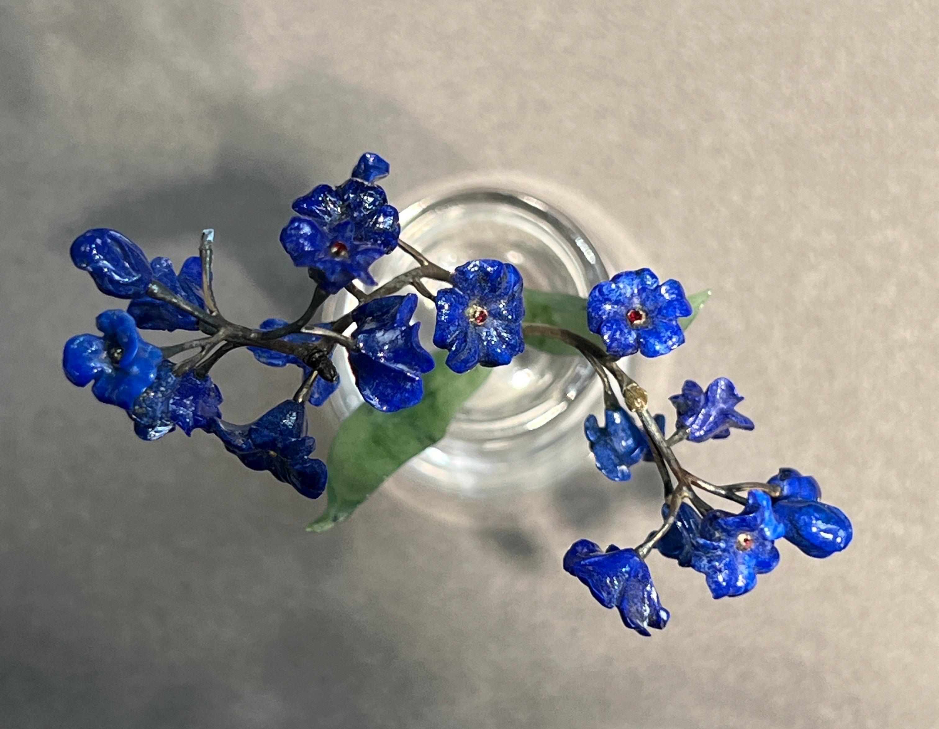 Blumentopf aus geschnitztem Nephrit, Lapislazuli und Bergkristall im Angebot 4