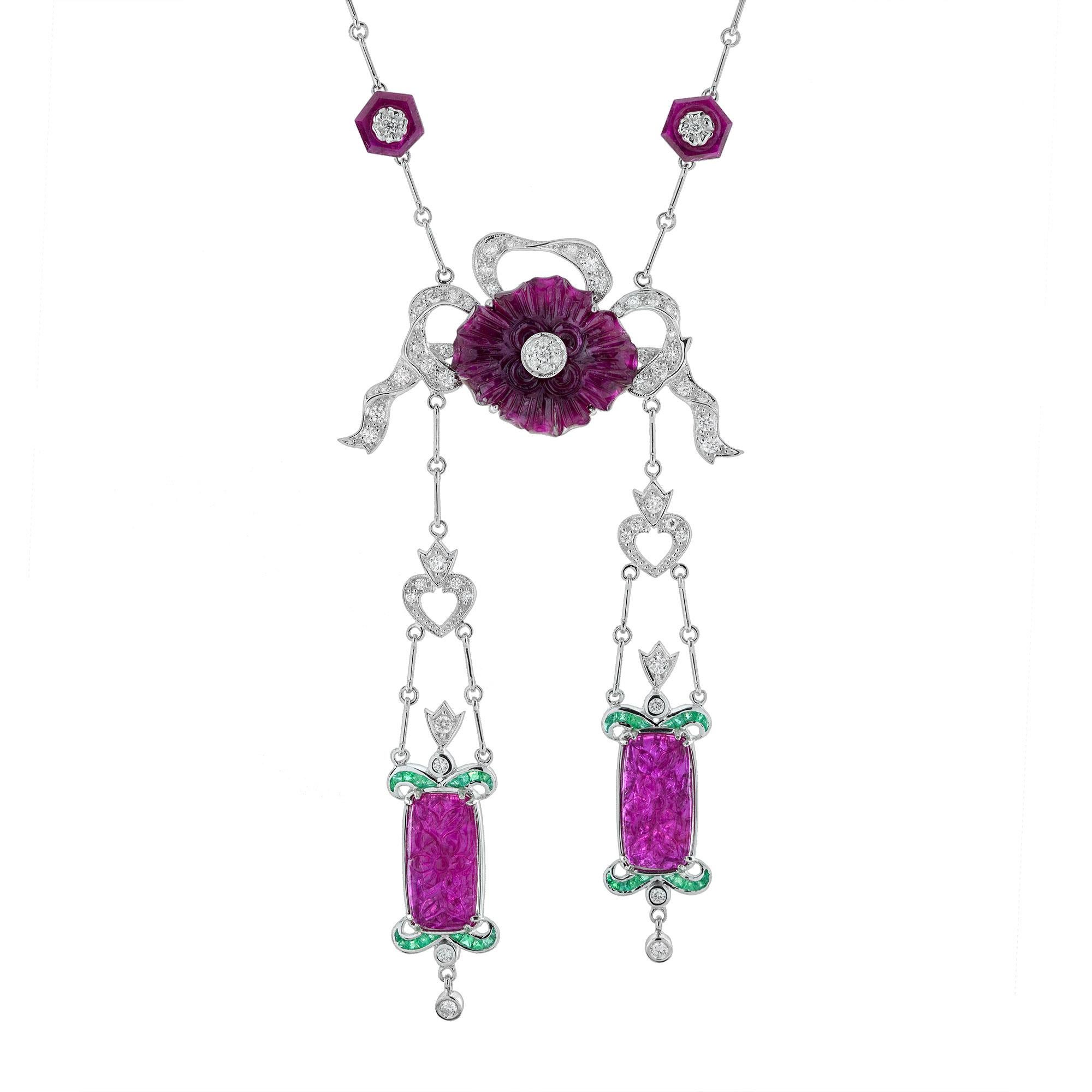 Un rouge éclatant va loin, et ce collier délicieusement délicat en est la preuve. Un trio de rubis sculptés de motifs floraux rouges non chauffés, d'une grande brillance, constitue le cœur du collier. La couleur rouge profond combinée à l'émeraude
