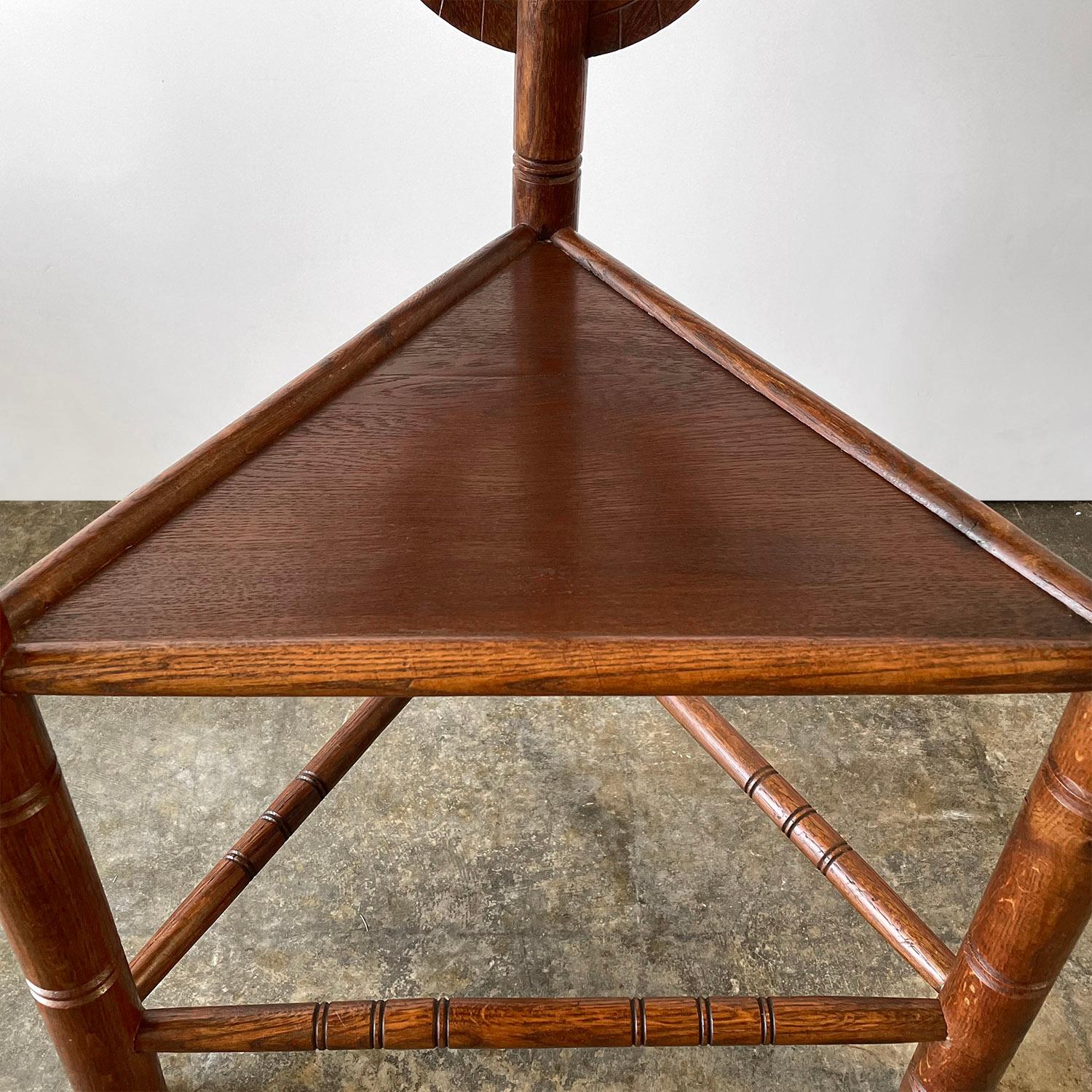 Sedia angolare in Oak nordico intagliato in vendita 4