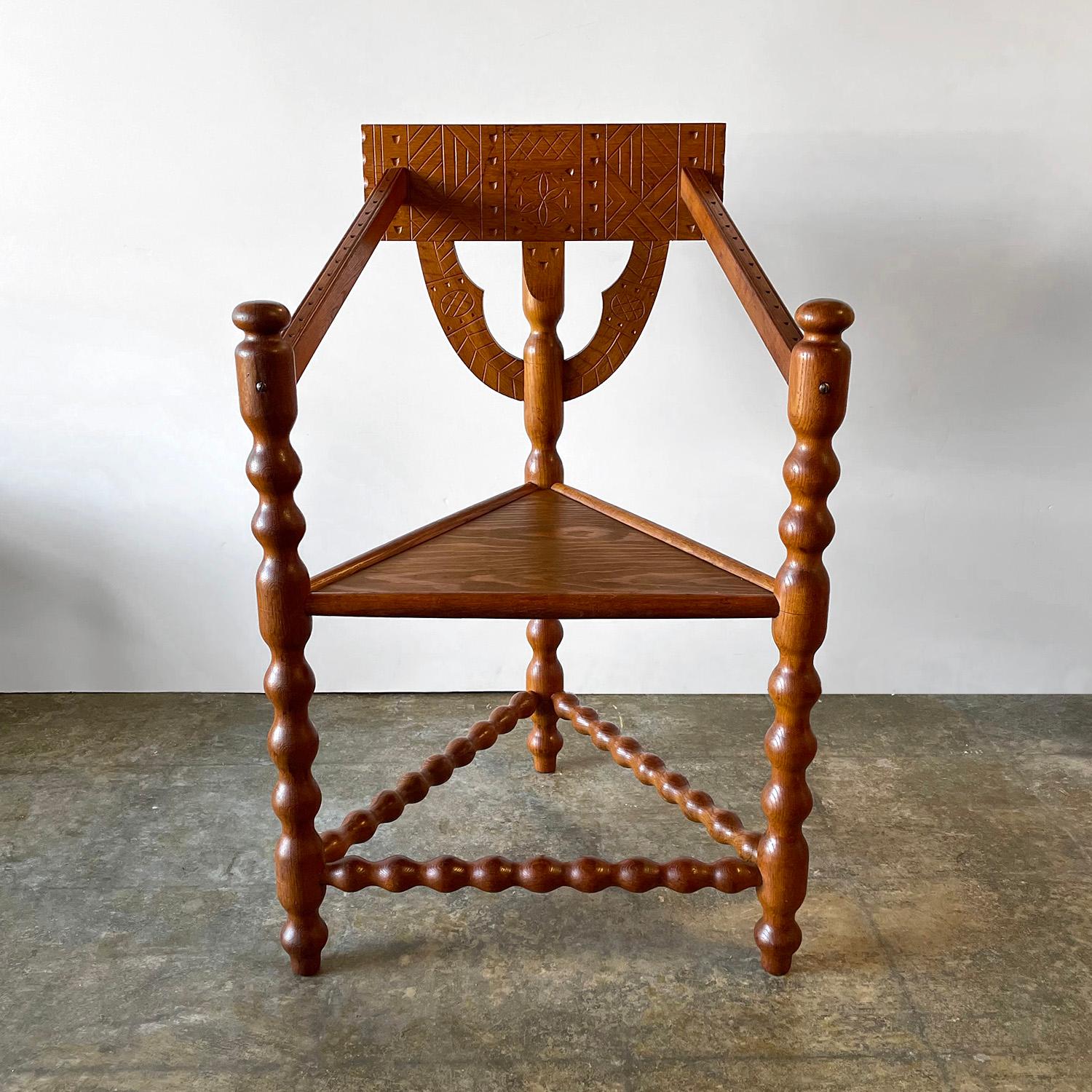 Schwedischer primitiver Mönchsstuhl
Schweden, Anfang des 20. Jahrhunderts
Handgefertigter, handwerklich hergestellter Stuhl, einzigartig in seiner Zusammensetzung und seinem Design
Aus massiver Eiche gefertigt und mit aufwändig geschnitzten Mustern