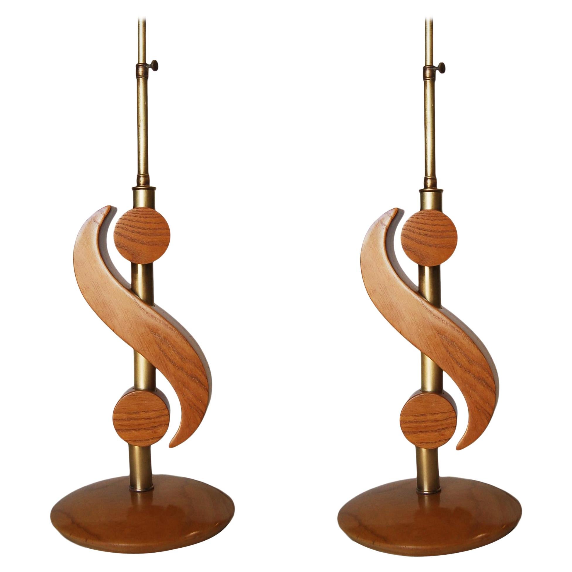 Lampe de table moderniste biomorphe en chêne sculpté et laiton, paire