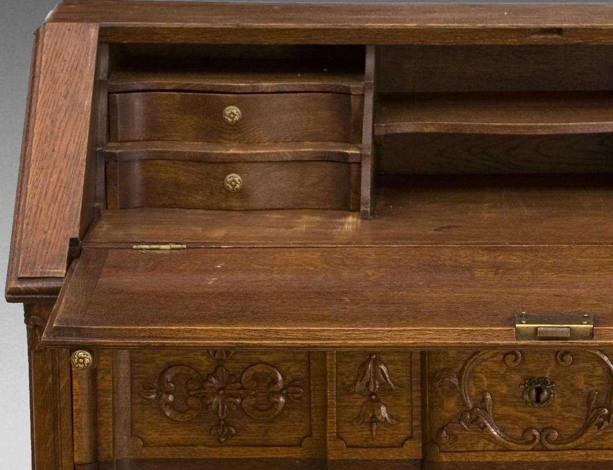 Bureau-Schreibtisch aus geschnitzter Eiche und Metall, 19.-20. Jahrhundert (Europäisch) im Angebot