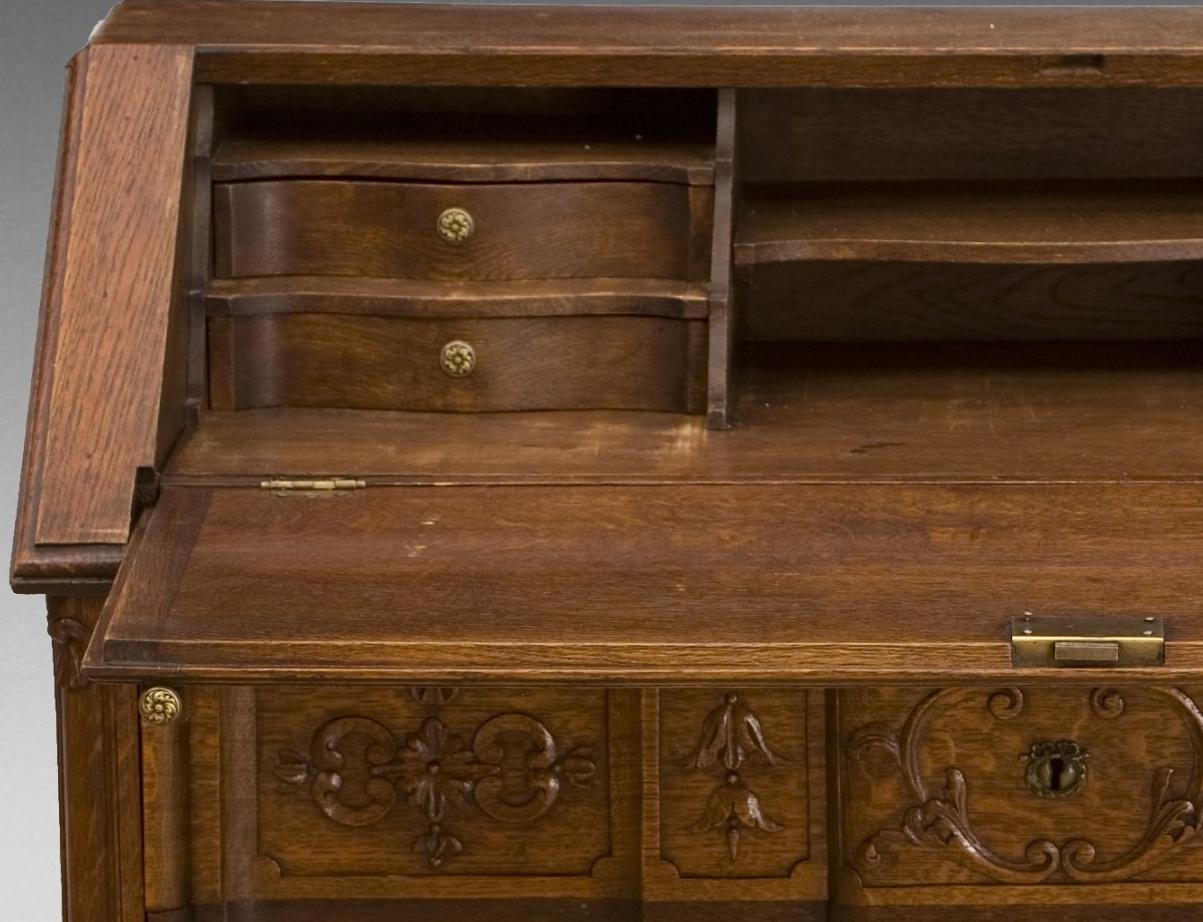 Bureau-Schreibtisch aus geschnitzter Eiche und Metall, 19.-20. Jahrhundert (Europäisch)
