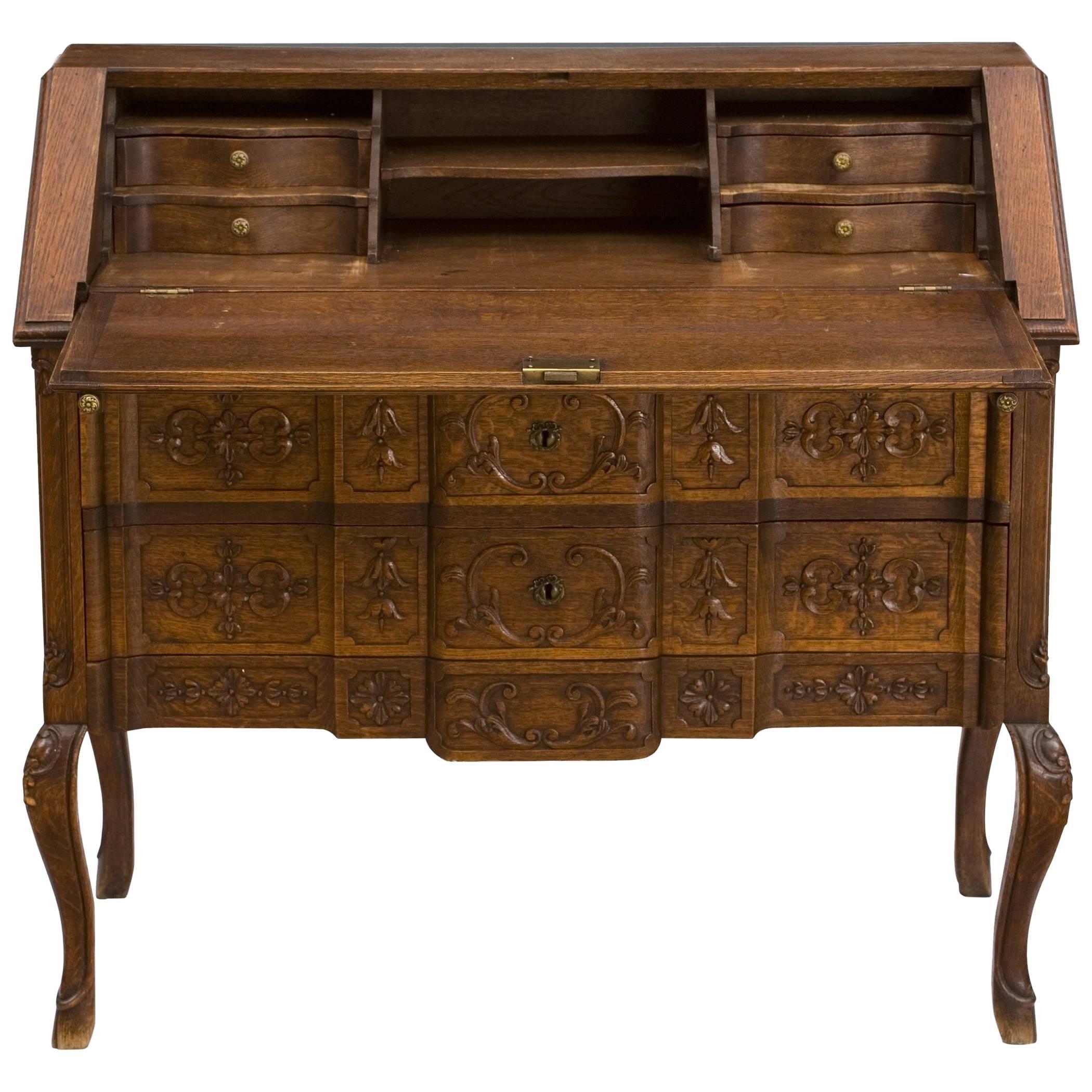 Bureau en chêne sculpté et métal, XIXe-XXe siècle