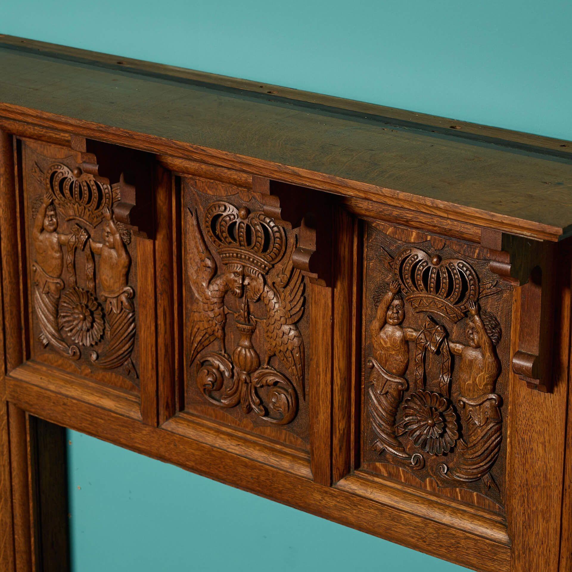 Anglais Cheminée ancienne en chêne sculpté en vente