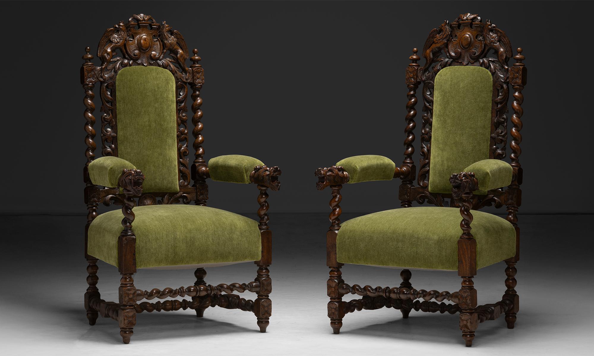 Inghilterra, 1890
Poltrone in Oak intricatamente intagliate con teste di leone sui braccioli, recentemente rivestite in velluto da JAB.
27 