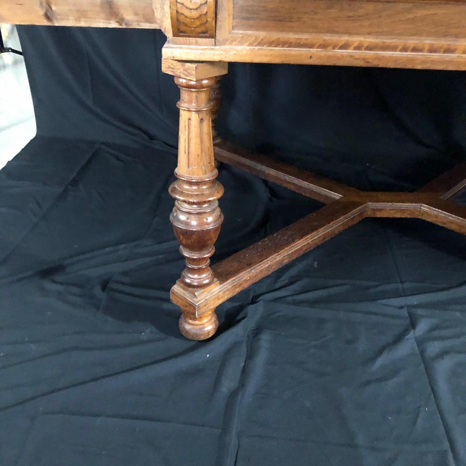 Nord-américain Table de salle à manger extensible en chêne sculpté Art Déco français Arts & Crafts en vente