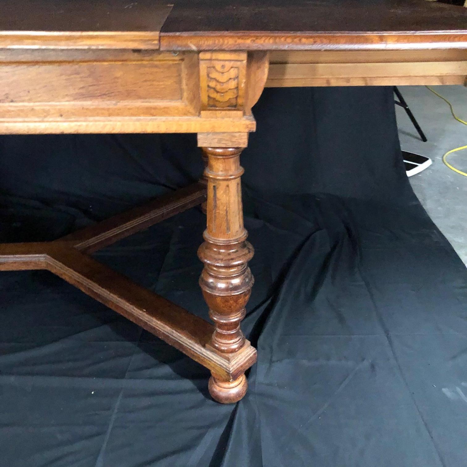 Table de salle à manger extensible en chêne sculpté Art Déco français Arts & Crafts en vente 1