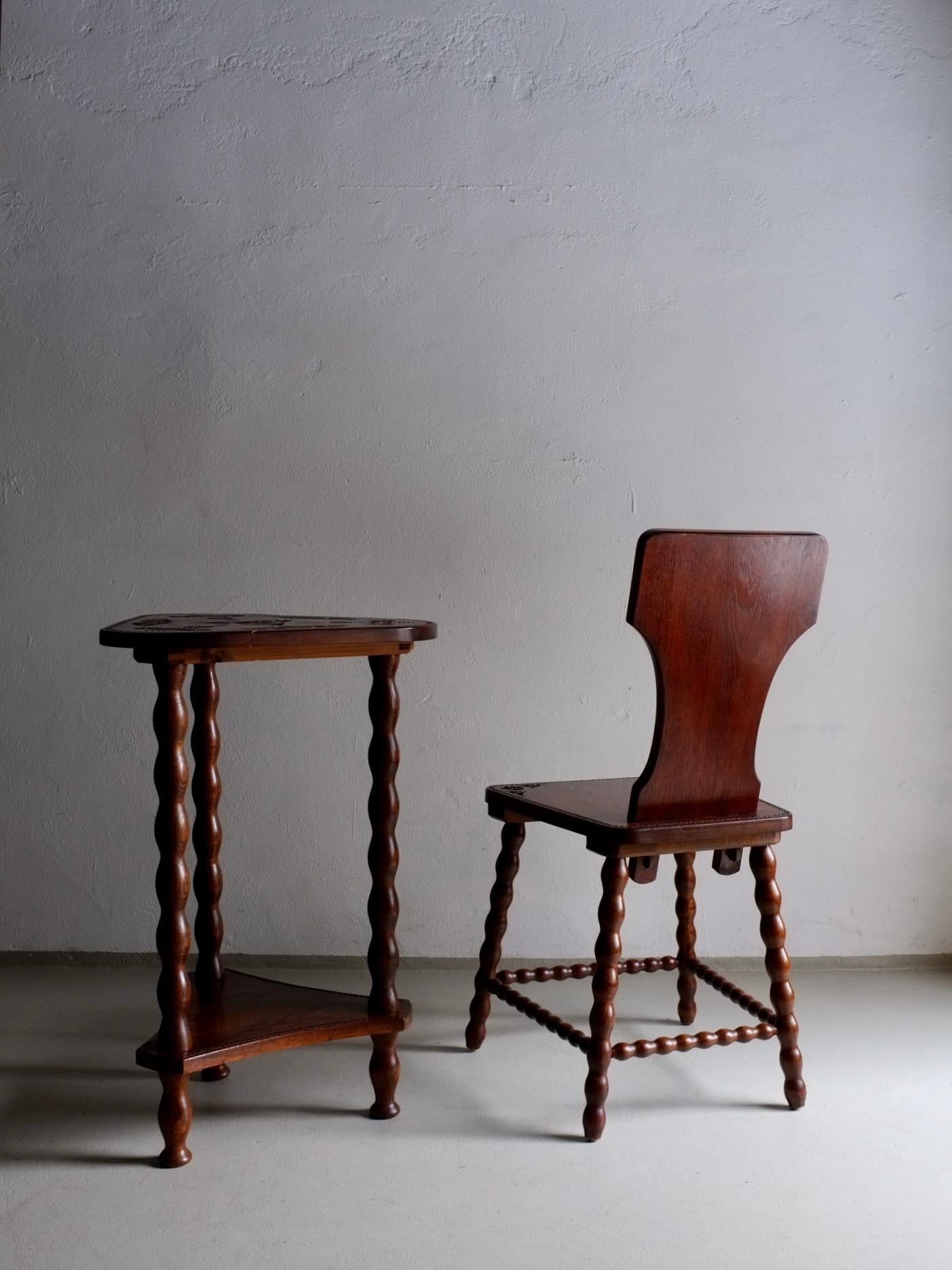 Arts and Crafts Carved Oak Bobbin Chair Table Set, Sweden, 1960s For Sale