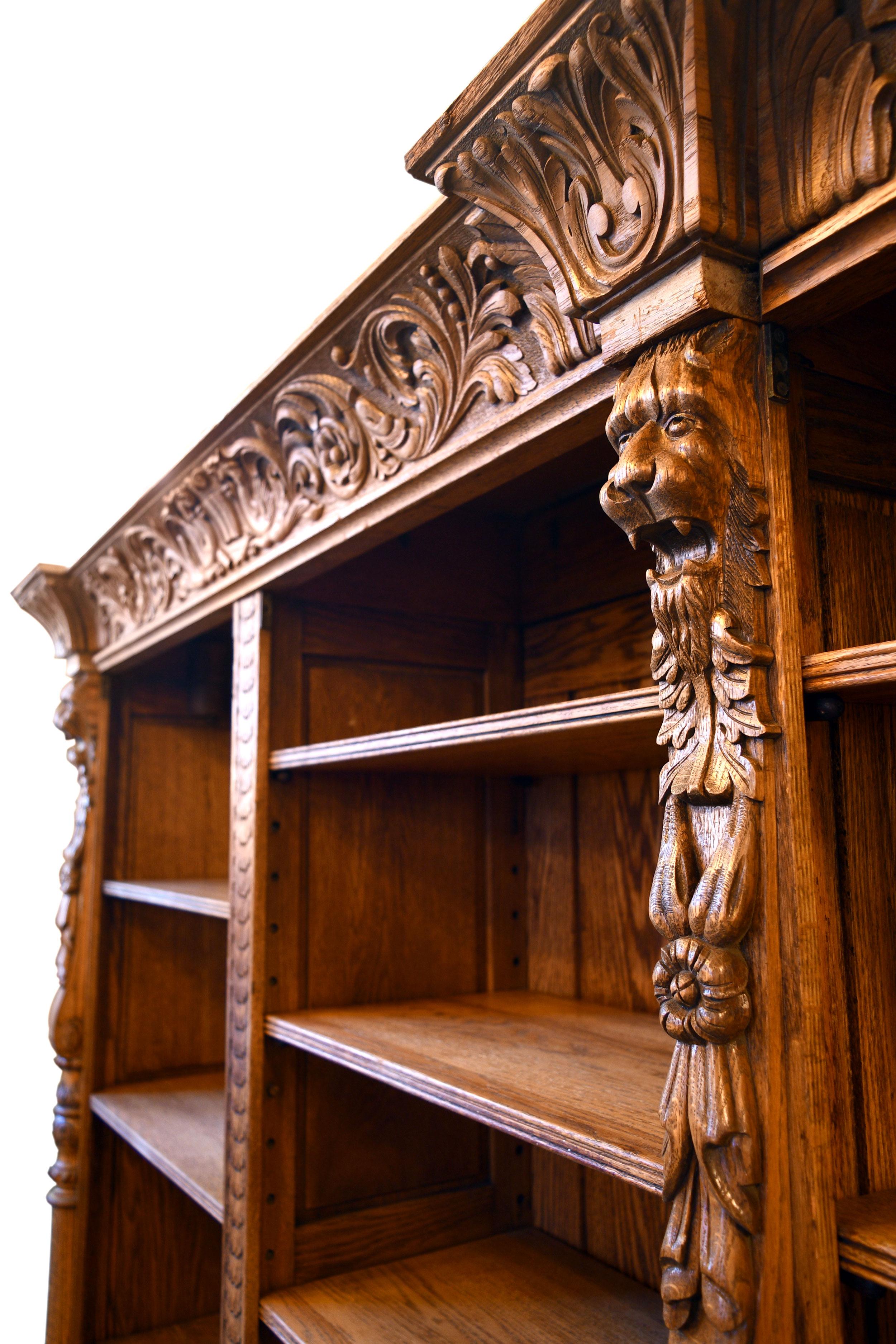 Gothique Bibliothèque en chêne sculpté avec lions et dragons