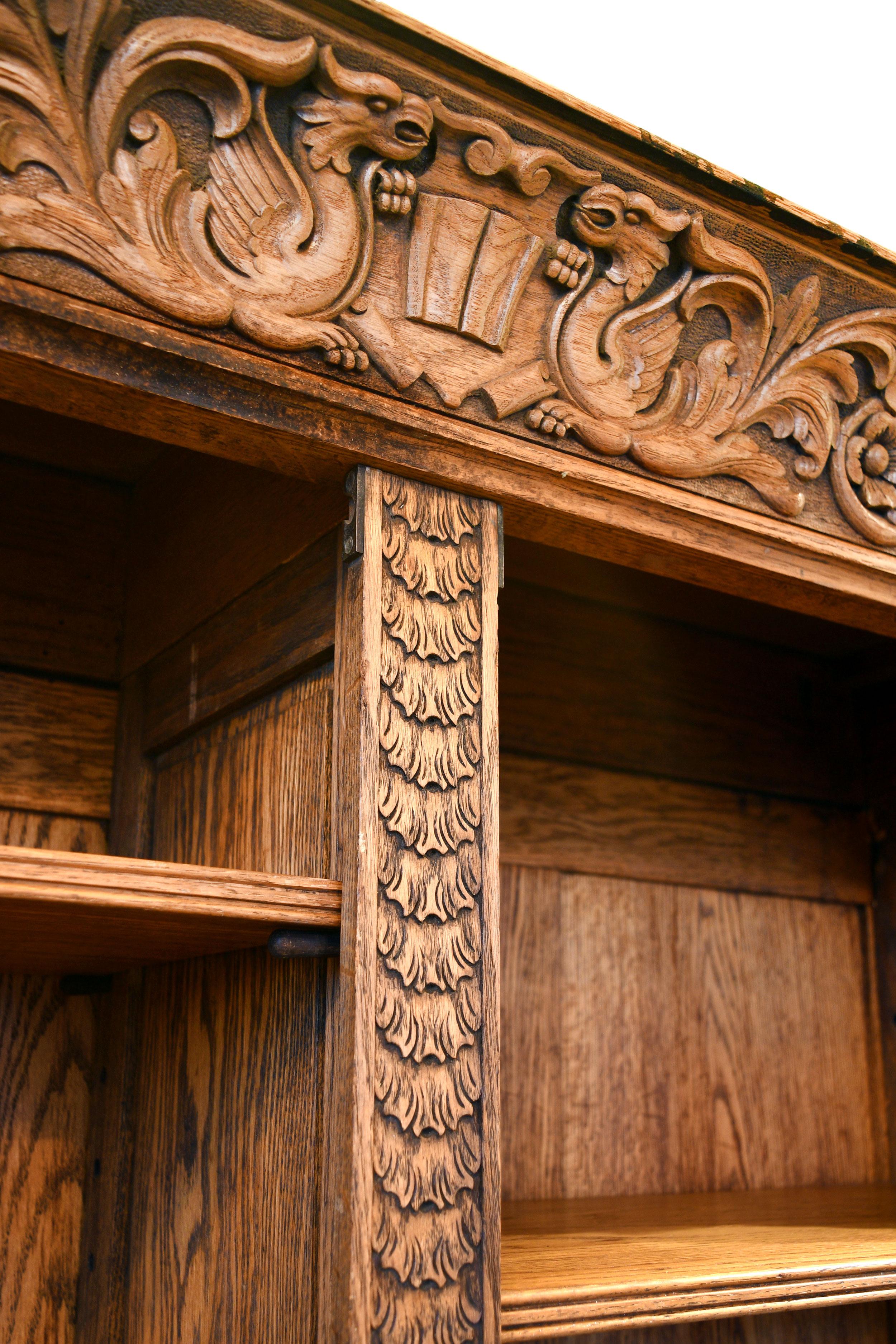 Américain Bibliothèque en chêne sculpté avec lions et dragons