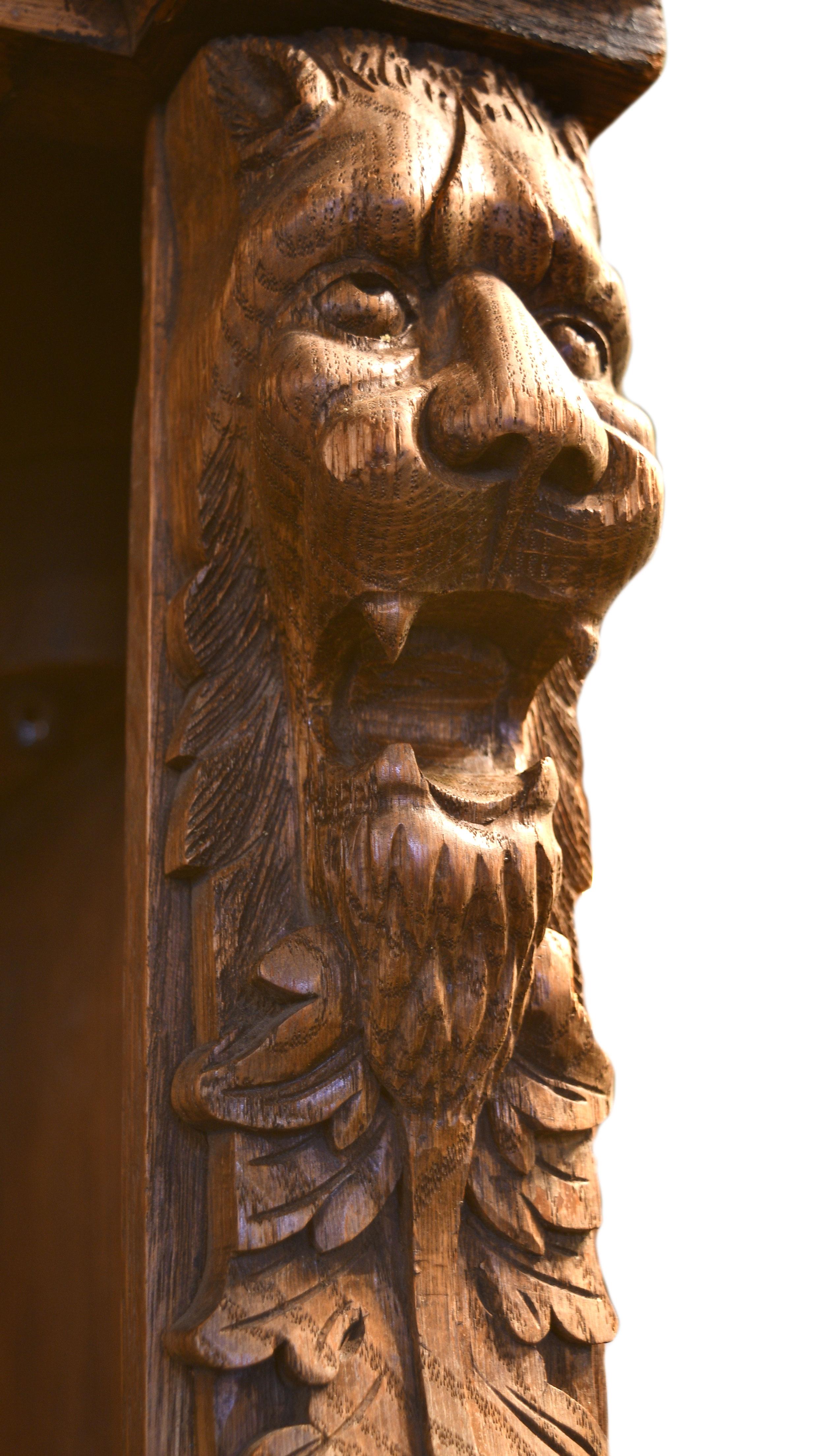 Bibliothèque en chêne sculpté avec lions et dragons Bon état à Minneapolis, MN