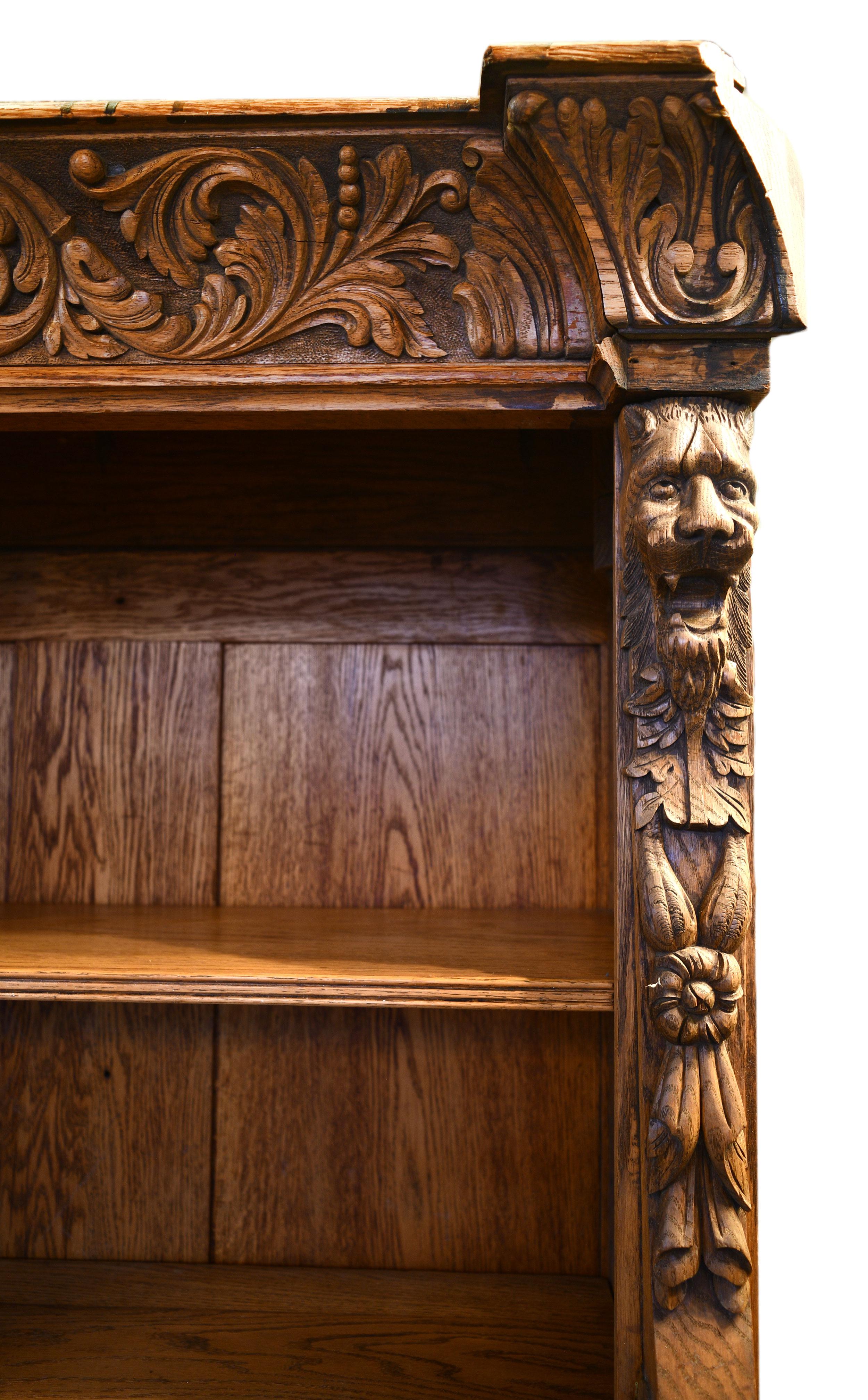 Début du 20ème siècle Bibliothèque en chêne sculpté avec lions et dragons