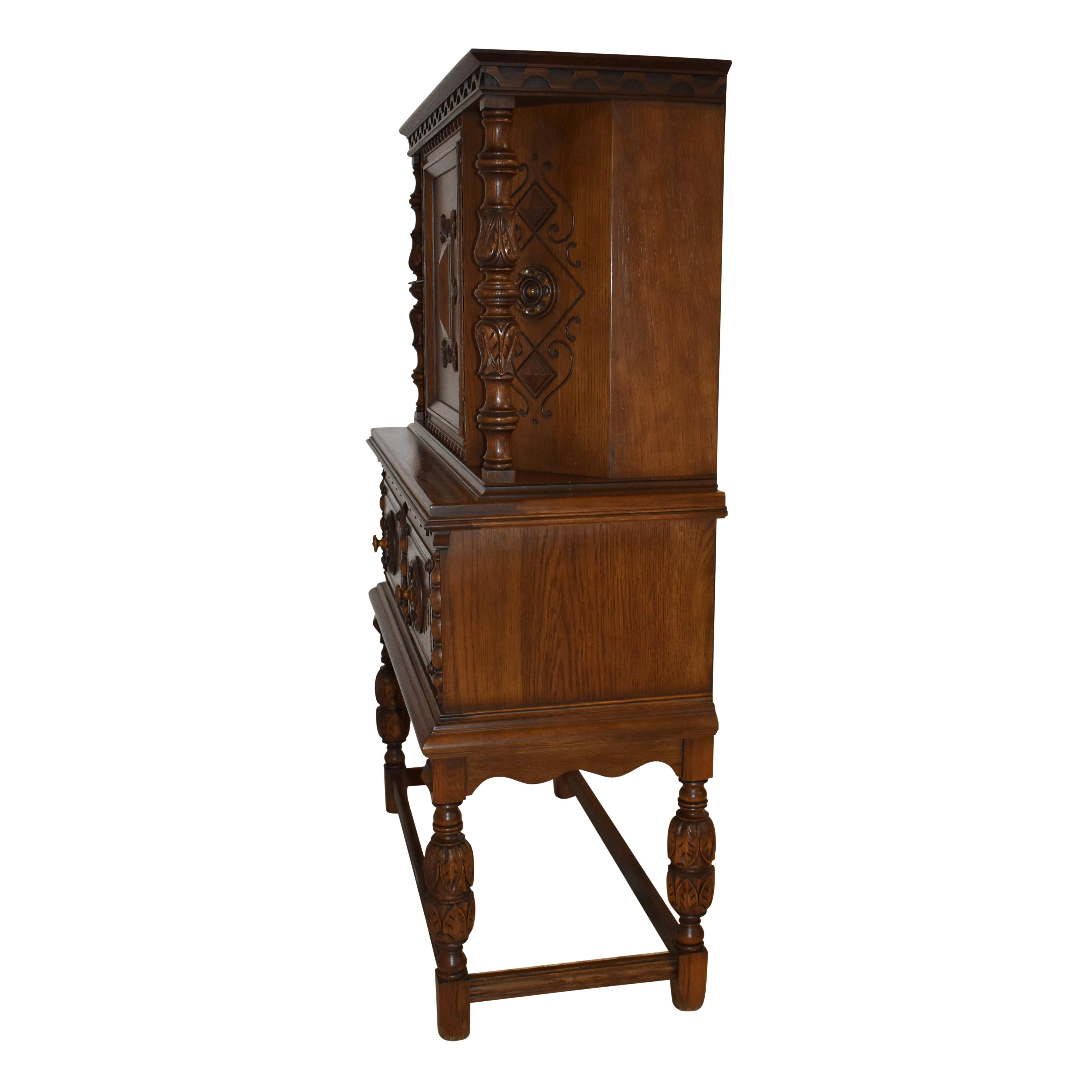 Armario de Roble Tallado, de Rockford Chair & Furniture Company Estadounidense en venta