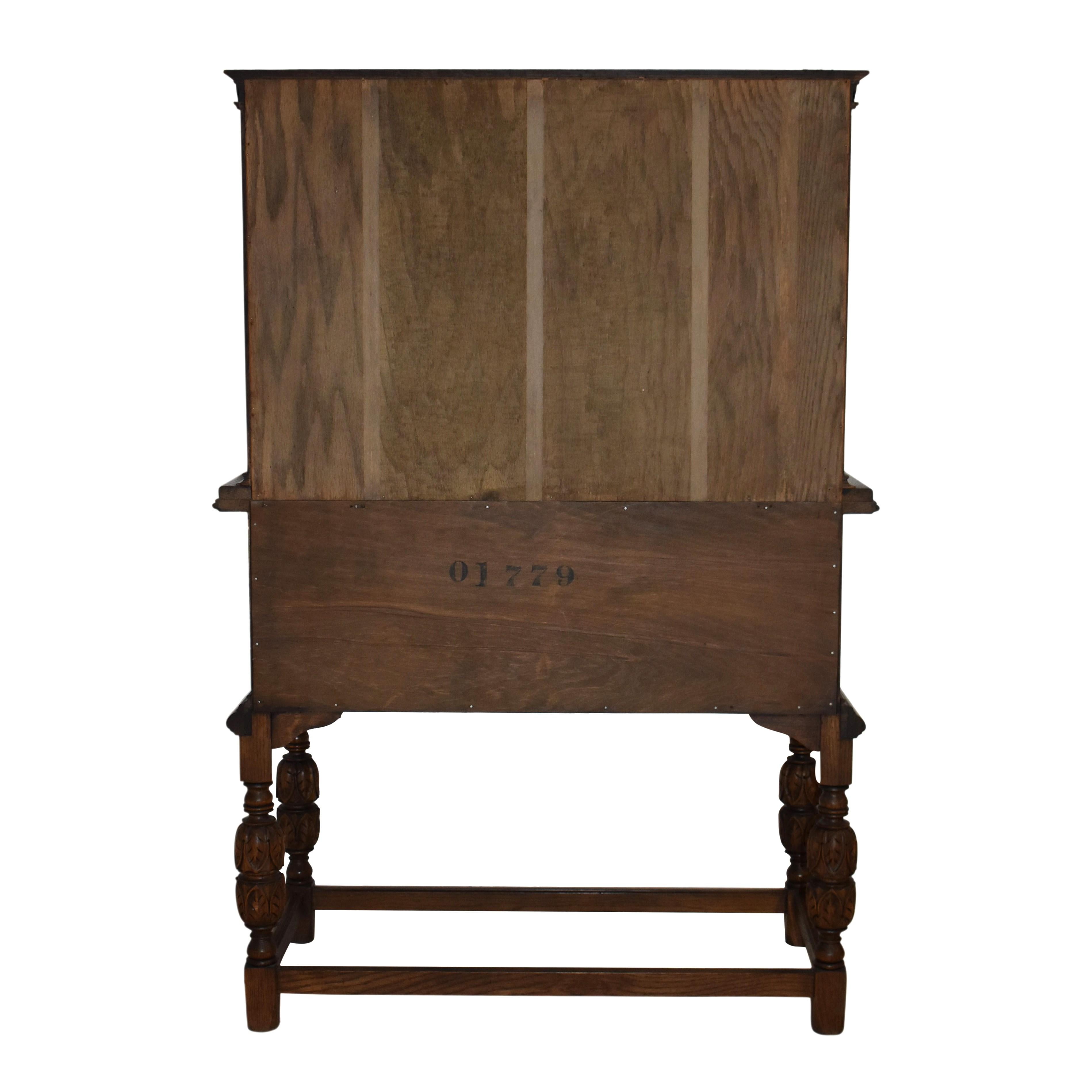 Armario de Roble Tallado, de Rockford Chair & Furniture Company siglo XX en venta
