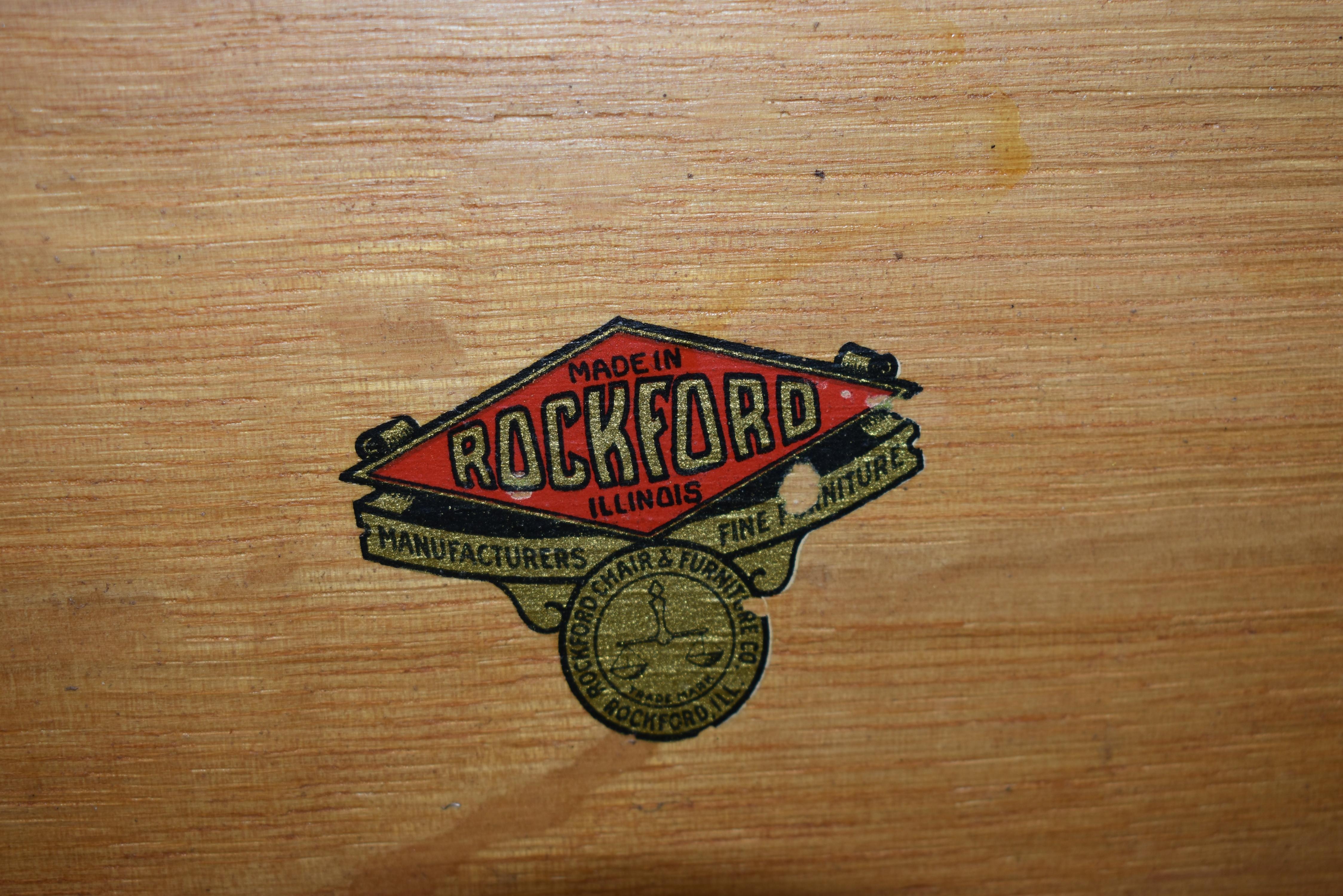 Armario de Roble Tallado, de Rockford Chair & Furniture Company en venta 2